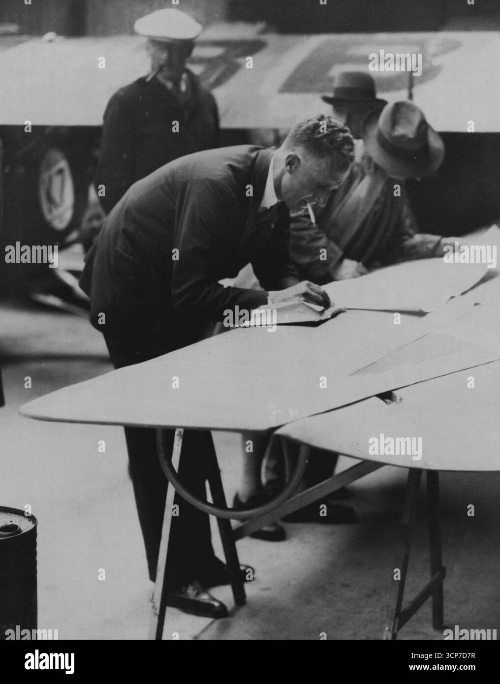 Il sig. Carbery raggiunge Londra in giro per l'Europa Air Rage(Kuly 21st, 1930)il sig. Carbery (Lord Cerbery) fa un esempio della sua mappa di rotta in ***** Questo pomeriggio mentre ***** Preparati e fai il pieno per la prossima tappa della gara aerea round Europe. 21 luglio 1930. (Foto di Central Press). Foto Stock