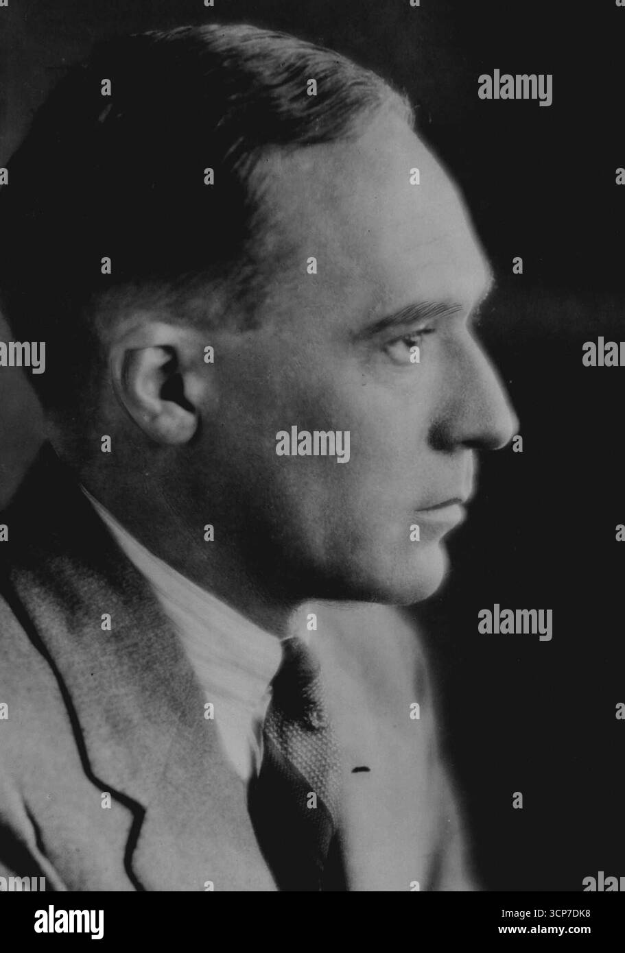 Il produttore parte da Sydney Mr. Charles Chauvel, produttore di Expeditionary Films, Limited, una società recentemente costituita a Sydney da un gruppo di cittadini di spicco, si imbarca oggi dalla Monowai, in compagnia di sua moglie (che parteciperà ai film) e di un direttore della fotografia. La loro destinazione sono le isole del Mar del Sud. Questa compagnia tutta australiana produrrà film storici, di viaggio e d'avventura, non solo per la proiezione australiana, ma per il mercato mondiale, e il dialogo sarà fatto in inglese, francese e tedesco. 18 marzo 1932. Foto Stock