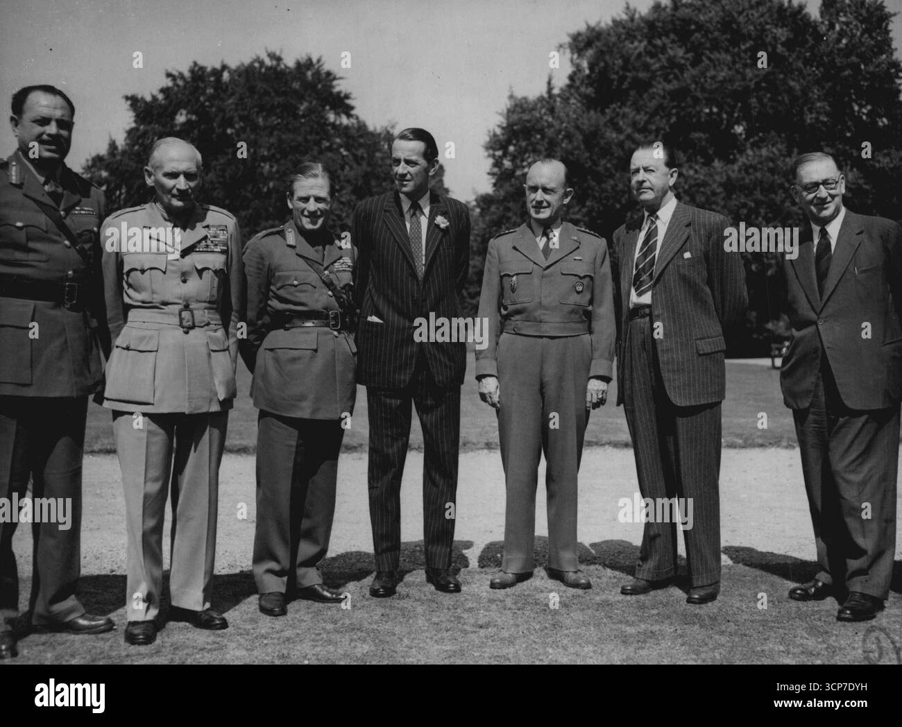 All'Atomic Warfare Exercise Picture Shows: British and American Chiefs St the Exercise Today. Da sinistra a destra - Feldmaresciallo visconte Montgomery: Feldmaresciallo Sir John Harding Capo di Stato maggiore Imperiale: Mr Anthony Head, Segretario di Stato britannico per la Guerra; generale AM Gruenther: Conte Alekander, Ministro della difesa britannico: E Sir John Cockcroft, Direttore degli stabilimenti di ricerca atomica del Ministero degli approvvigionamenti. Il generale AM Gruenther, comandante supremo alleato in Europa, il suo vice, feldmaresciallo visconte Montgomery, e gli alti ufficiali britannici e del Commonwealth erano al primo posto Foto Stock