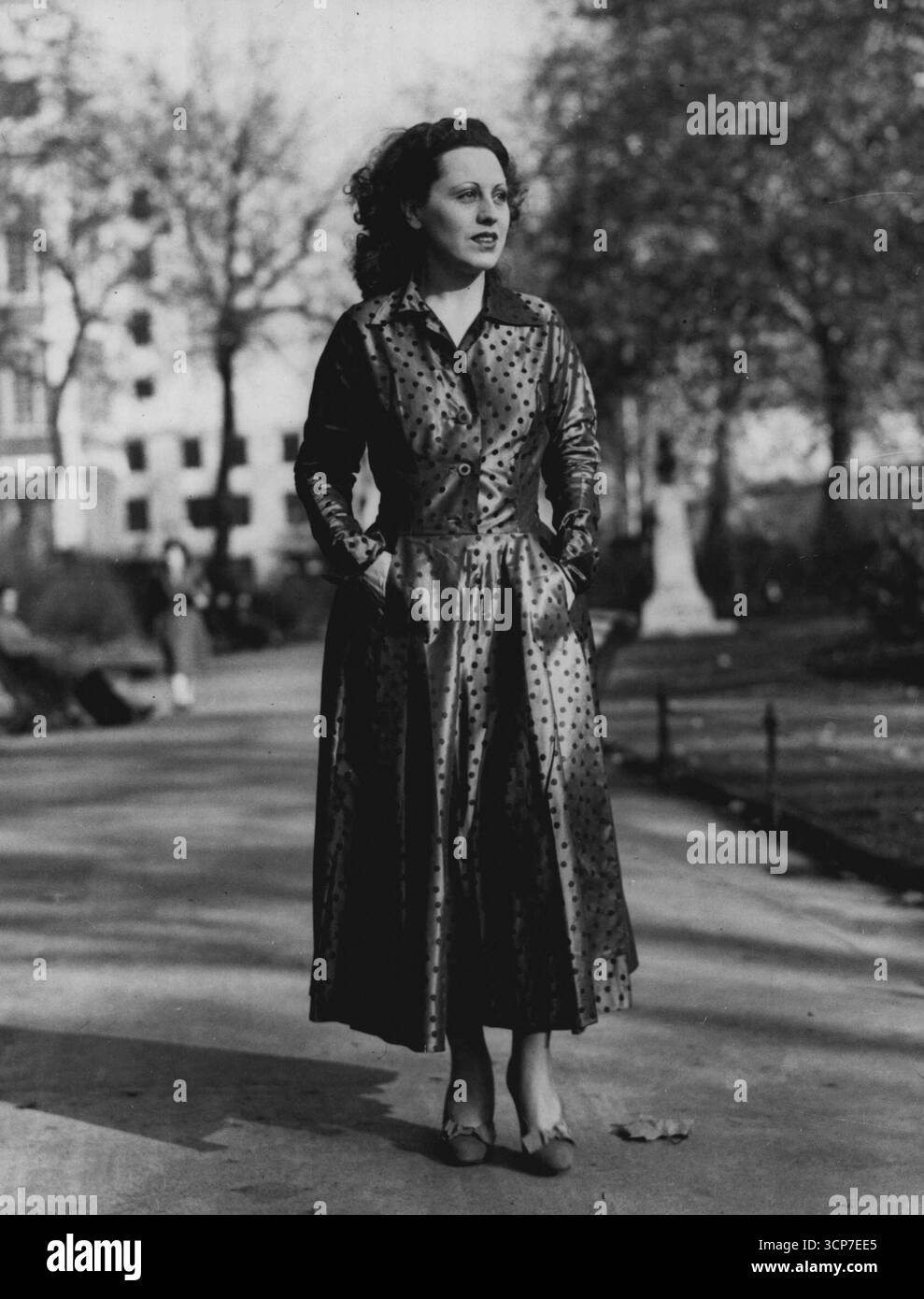 La voce italiana di 100.000 sterline a Londra per cantare. Spettacoli di immagini: Margherita Carosi, fa una passeggiata al sole autunnale nei Giardini Embankment di Londra, questa mattina. Margherita Carosio, la principale donna della famosa Scala Opera House di Milano, che detiene la posizione di "Blue riband" dell'opera italiana, è a Londra per cantare alla Royal Albert Hall domenica. Margherita, la cui voce da soprano è assicurata per £ 100.000, farà un'apparizione televisiva in questo paese e farà anche un tour delle province. 5 novembre 1948. Foto Stock