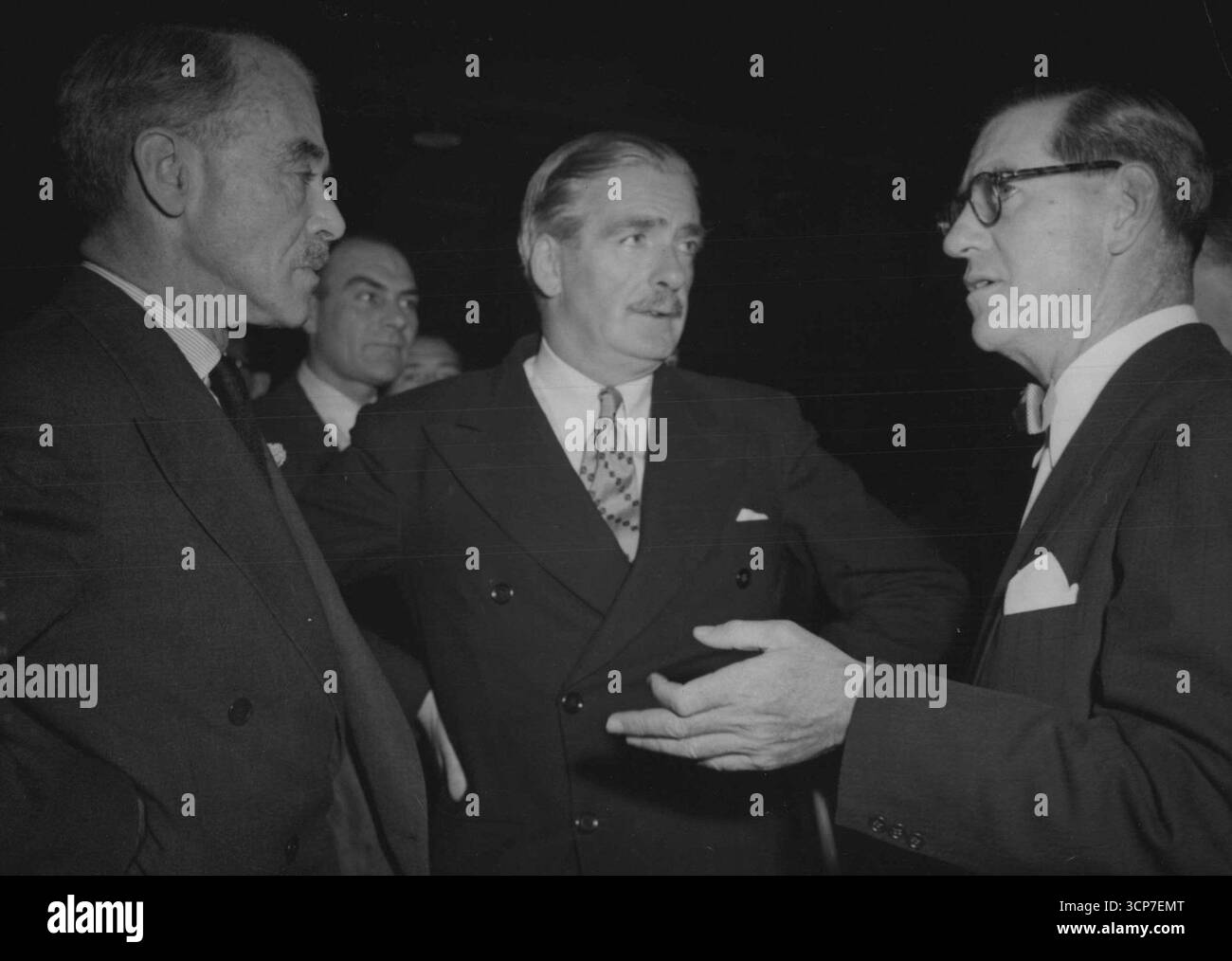 Visti insieme alla sessione di ieri, 7 novembre, dell'Assemblea generale delle Nazioni Unite a Parigi sono (da sinistra a destra) R.G.Casey, ministro degli esteri australiano; Anthony Eden, ministro degli Esteri britannico; e il dottor Donges, ministro degli interni sudafricano. 8 novembre 1951. (Foto di Associated Press Photo) Foto Stock
