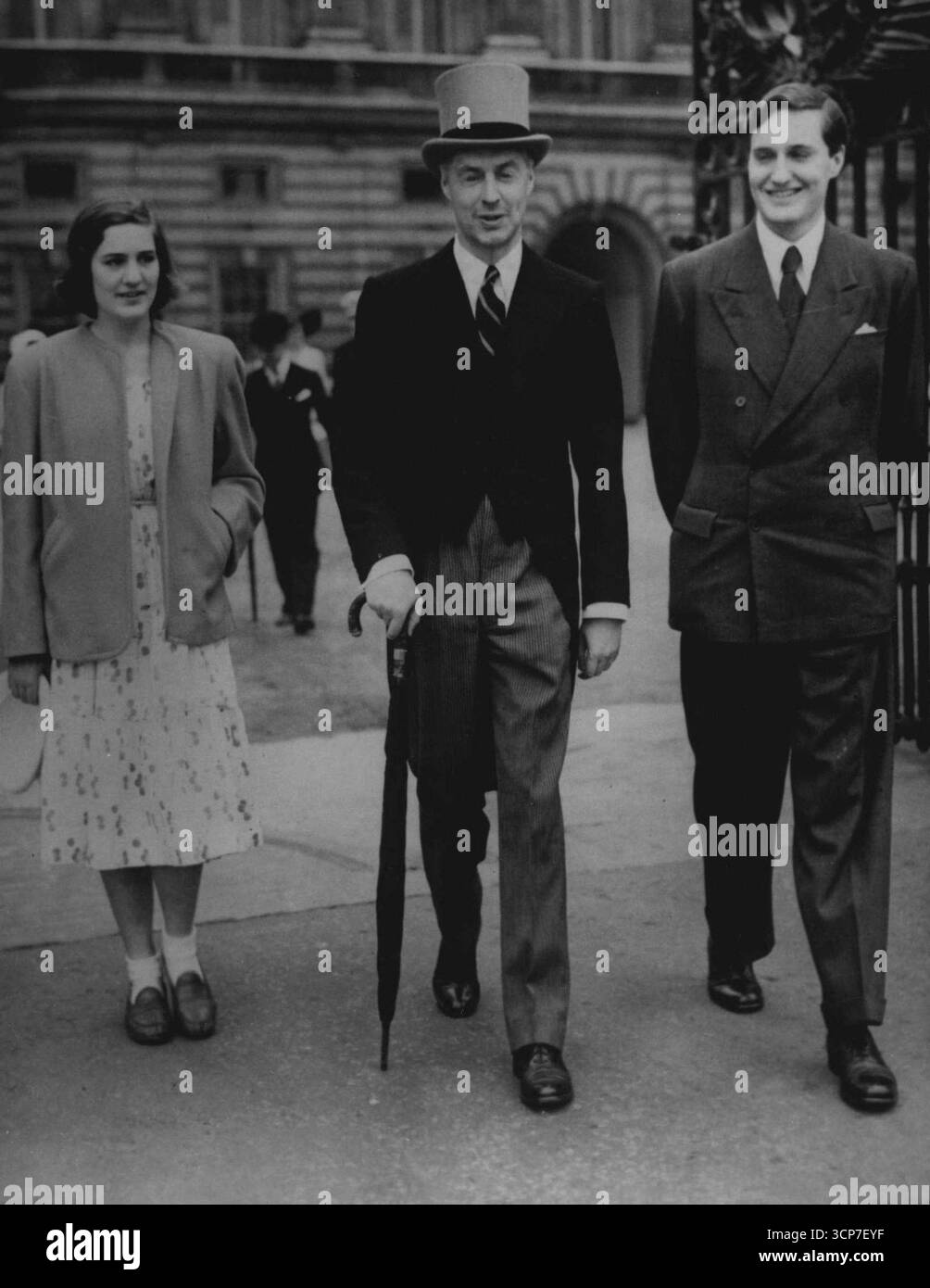Sir Christopher Chancellor General Manager di Reuters, tenente Saco ha dipinto sua figlia Susanna e suo figlio John mentre lasciava Buckingham Palace, Londra, giorno dopo giorno (martedì) dopo essere stato nominato cavaliere Bachelor dal re in un'investitura. L'investitura, alla quale i nuovi cavalieri della lista Birthday Honours ricevettero il riconoscimento, fu il primo impegno pubblico del re dopo il suo periodo di riposo. 31 luglio 1951. (Foto di Reuterphoto) Foto Stock