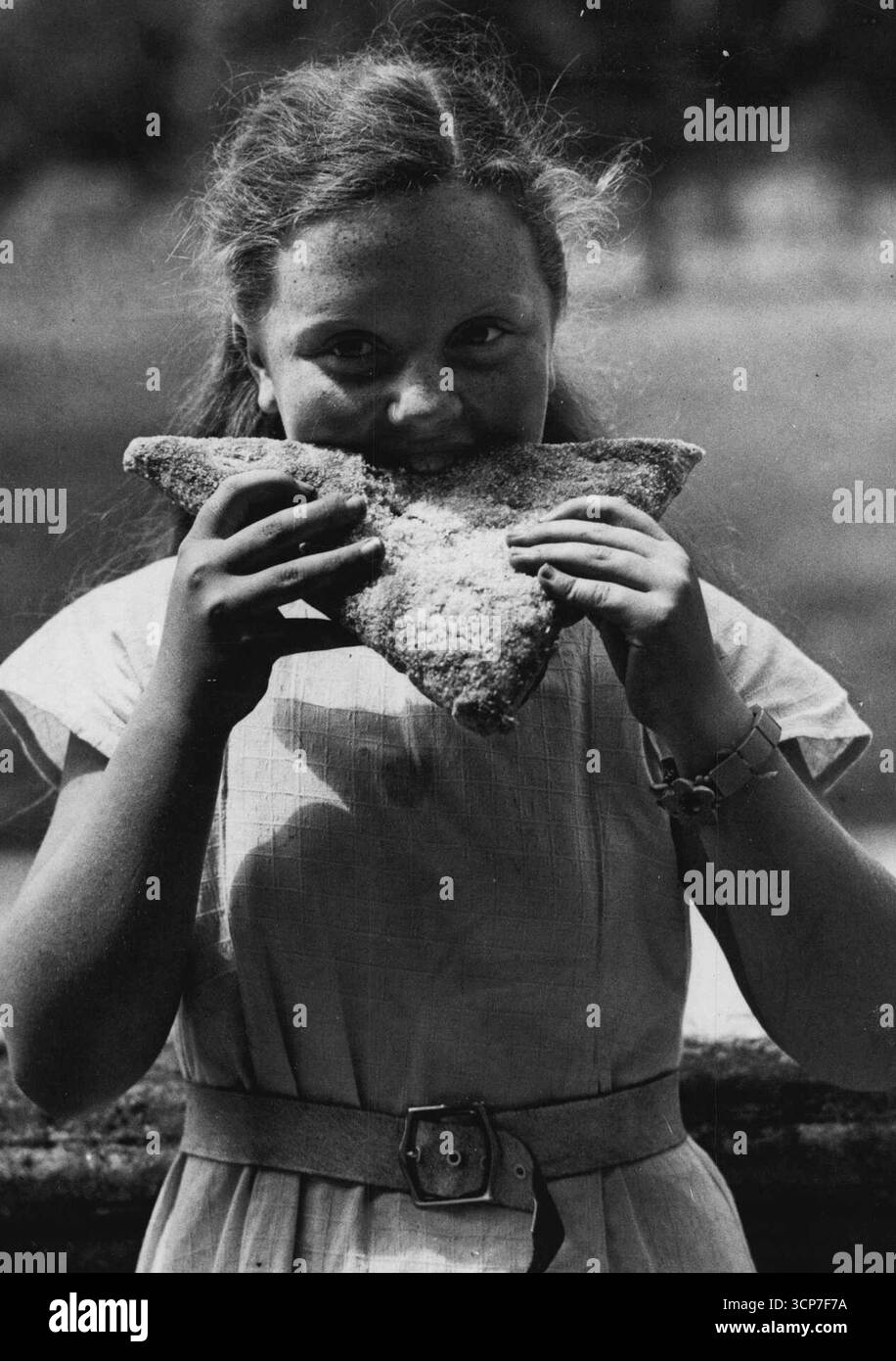 Una mostra di cucina tradizionale, che espone specialità inglesi, scotch, gallesi e irlandesi del Medioevo, è stata esposta all'Abbazia di Lacock, vicino a Chippenham, Wilts. Abbastanza da fare un angelo di chiunque. Un giovane allo spettacolo entra in una "torta di Dio". Un piccolo boccone. Ricetta di Coventry. 5 giugno 1937. (Foto di Sport & General Press Agency, Limited.). Foto Stock