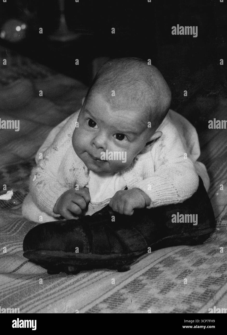 Non la mia taglia -- la bambina con lo stivale e' David Nickelson di sei settimane. Suo padre Tommy Nickelson, è un portiere del Leytonstone, e David, dell'East Ham, Londra, è stato registrato nel club non appena è nato. 14 settembre 1954. (Foto di Daily Mirror). Foto Stock