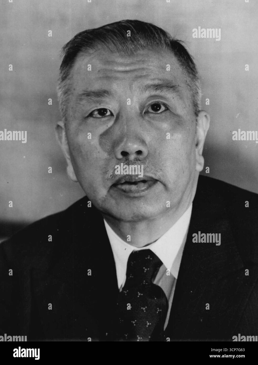 Dr. F.T. Cheng -- Diplomat, avvocato, nato nel 1884, istruito: Hong Kong e London University. Avvocato, Londra, 1913 ammesso Hong Kong Bar, 1917. Chief Compiler Law Cocodification Committee, 1918-22. Giudice della Corte Suprema, 1919 anni. Prof., Shanghai comparative Law School, 1929-. Vice ministro della giustizia cinese, 1932-34. Special Commissioner, Chinese Art Exhibition, Londra, 1935; giudice, Corte permanente di giustizia internazionale, 1936; Ambasciatore cinese a Londra, 18 luglio 1946. 10 luglio 1946. (Foto di Wide World Photo). Foto Stock