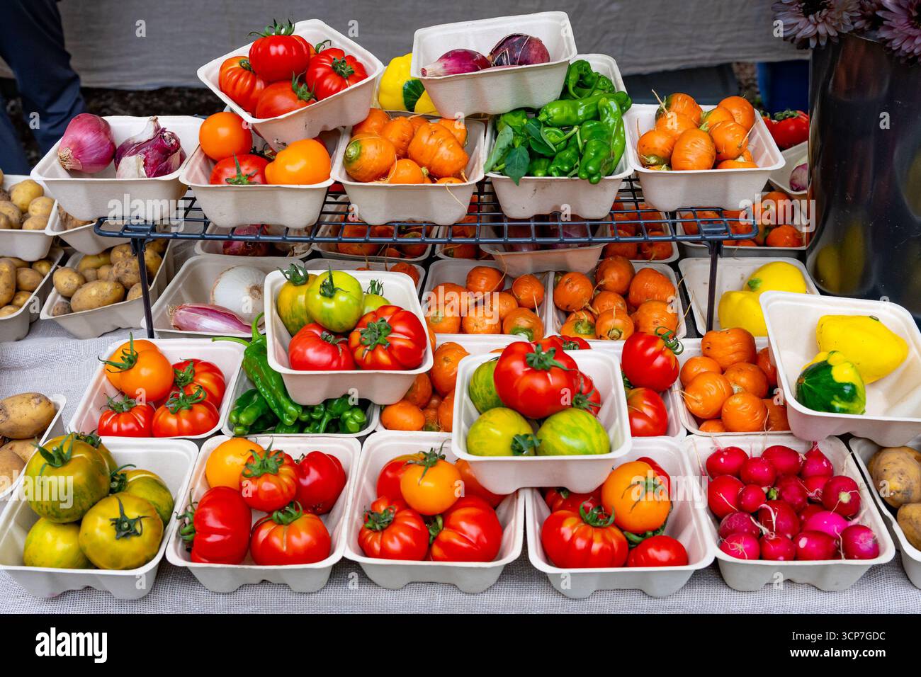 Pomodori in vendita al mercato agricolo Foto Stock