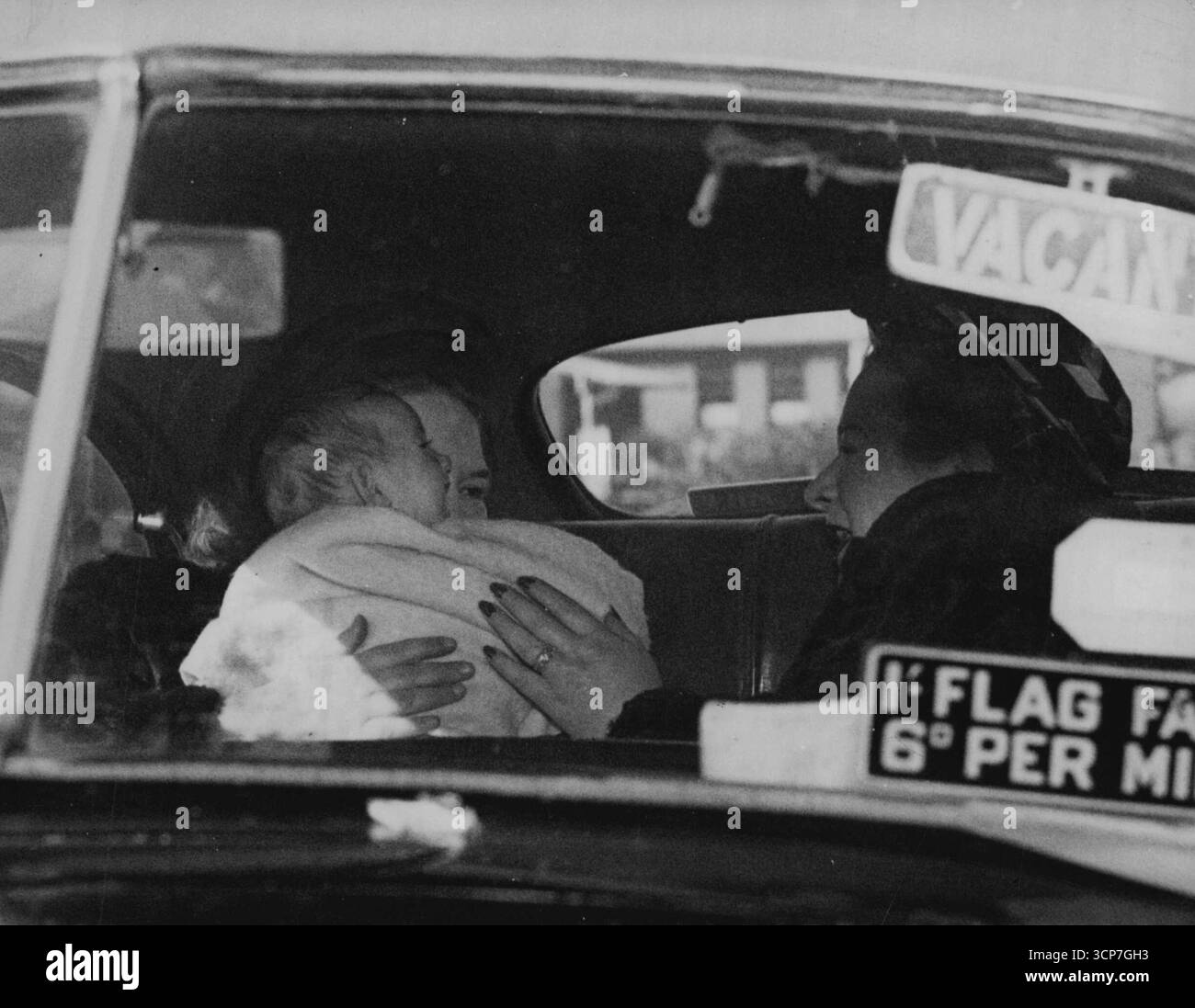 Una bambina di tre mesi dall'Inghilterra è arrivata a Mascot da Qantas Constellation oggi per essere adottata da una famiglia di Melbourne. Una donna con un cappotto di pelliccia ha afferrato emotivamente il bambino quando le è stato consegnato dalla signorina M. Joyce, segretaria della maternità danese alcuni, che ha portato il bambino dall'Inghilterra. La donna si è coperta il viso quando i fotografi hanno cercato di scattare la sua foto ed è entrata in taxi. La bambina, Elizabeth ****** , Sarà adottato da un imprenditore di Melbourne, il signor Segal, e da sua moglie, di Kambea Grove, Caulfield. Il nome del bambino è stato dato sulla lista passeggeri come E. Joyhce (neonato), ed è stato portato con sé Foto Stock