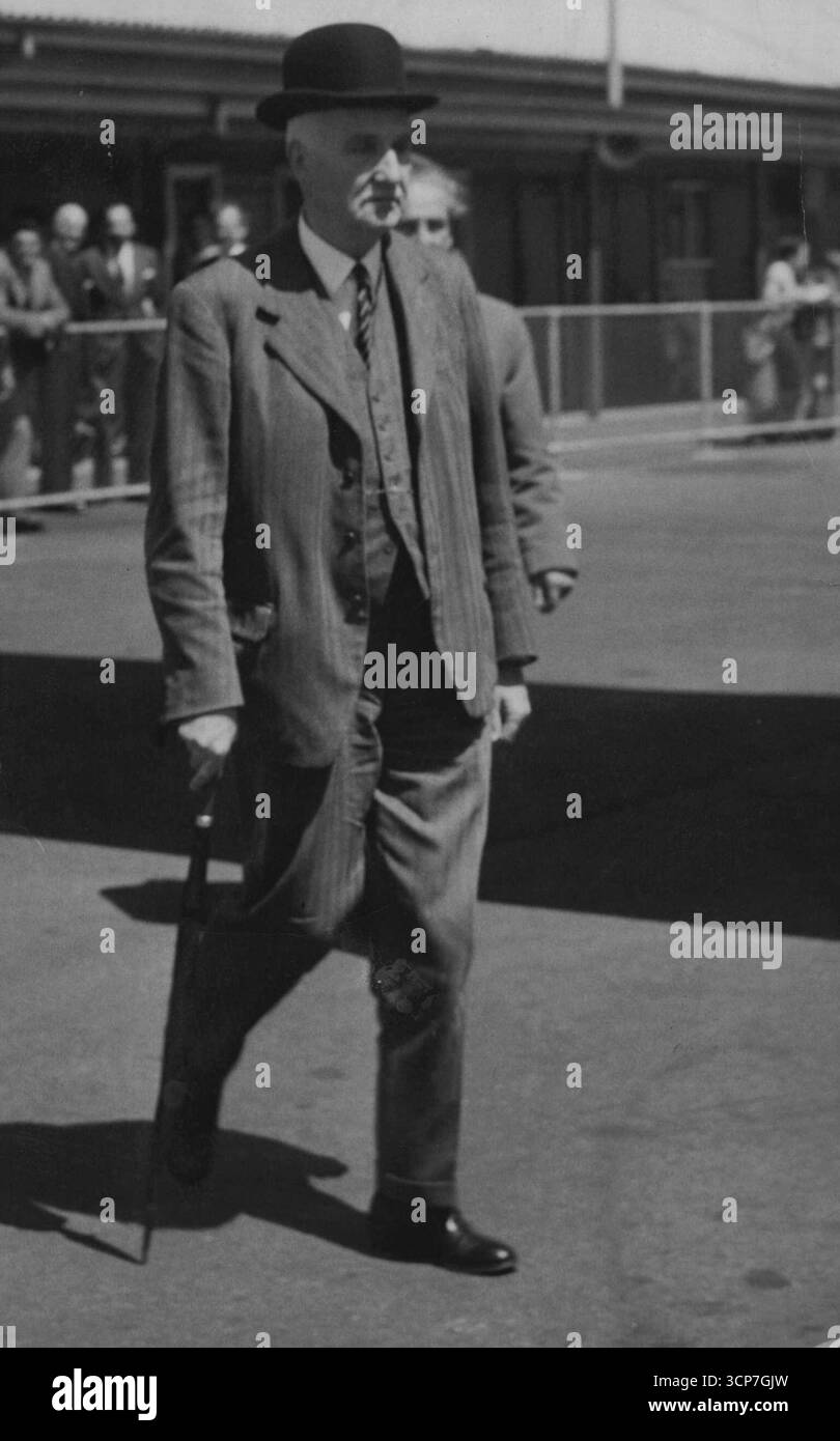 Lord Cherwell, primo ministro britannico Sir Winston Churchill, consigliere scientifico capo, lasciò Sydney per la BCPA oggi per gli Stati Uniti e l'Inghilterra, dopo aver ispezionato i depositi di uranio australiani. Declinando le interviste alla stampa all'aeroporto di Sydney, ha detto: "Mi piace la pace e la tranquillità". 1° gennaio 1953. Foto Stock