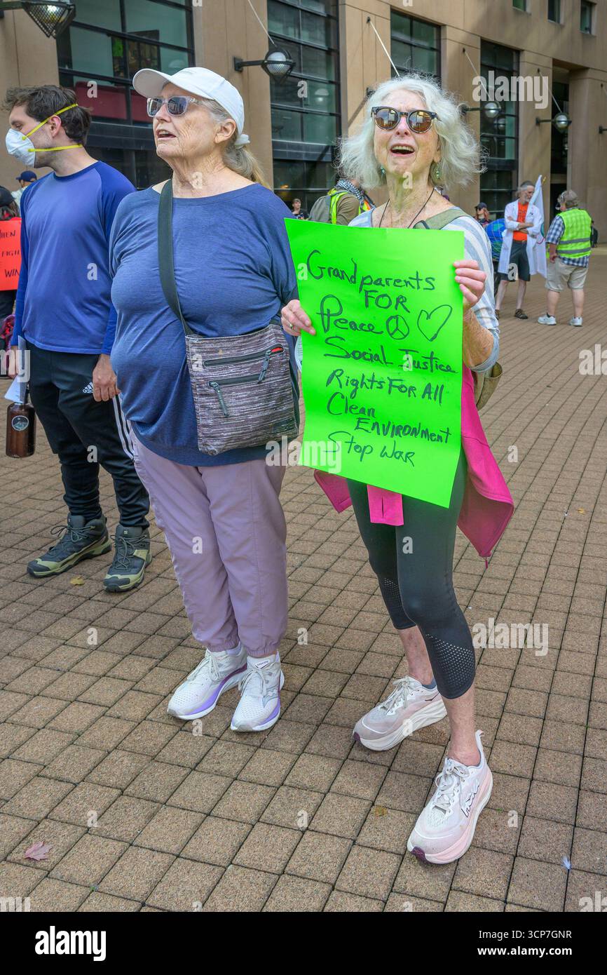 Nonni per la pace, giustizia sociale, Draw the Line Protestation March, Vancouver, British Columbia, Canada Foto Stock