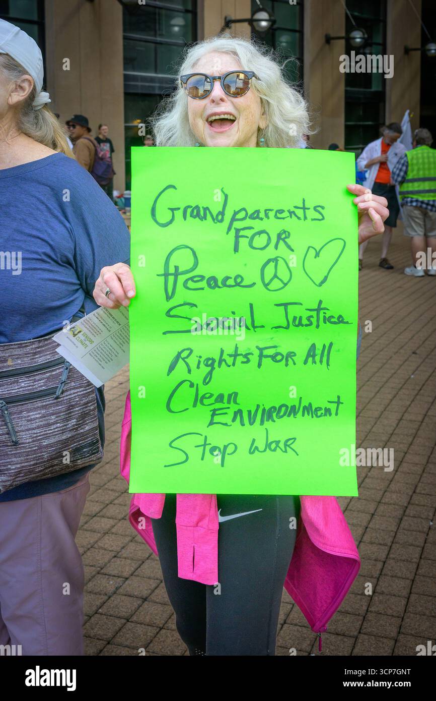 Nonni per la pace, giustizia sociale, Draw the Line Protestation March, Vancouver, British Columbia, Canada Foto Stock
