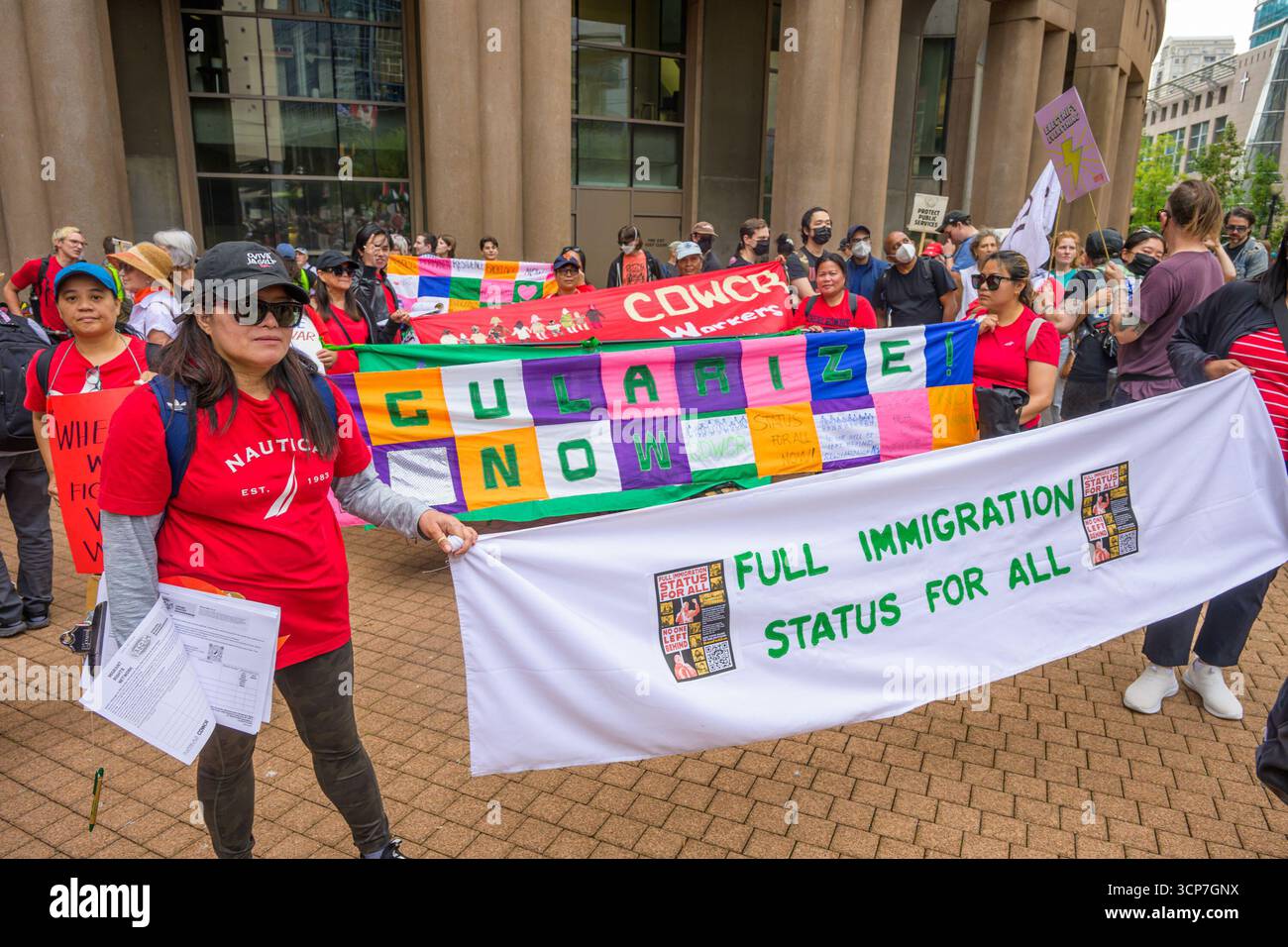 Nessuno lasciato indietro, bandiera Status for All, marcia di protesta Draw the Line, Vancouver, Columbia Britannica, Canada Foto Stock