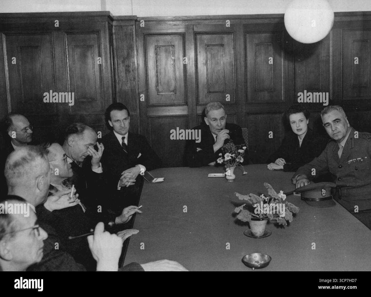 La Premier australiana fa un viaggio a Whirlwind nella Berlino assediata. Il Premier australiano, signor Join. Chifley con i funzionari tedeschi in una riunione dei sindacati tedeschi indipendenti a cui ha partecipato, sede dell'unione qui durante la sua visita turbolenta di sole sei ore a Berlino assediata. A capo del tavolo da sinistra a destra - Mr. Foggan capo della forza lavoro britannica in Germania Mr. Chifley, una donna senza nome interprete: E Brigadiere F.G. Gallaghan, capo della missione militare australiana a Berlino. Il signor Chifley, che ha parlato con importanti funzionari britannici e tedeschi durante la sua breve visita, ha sottolineato che Aust Foto Stock