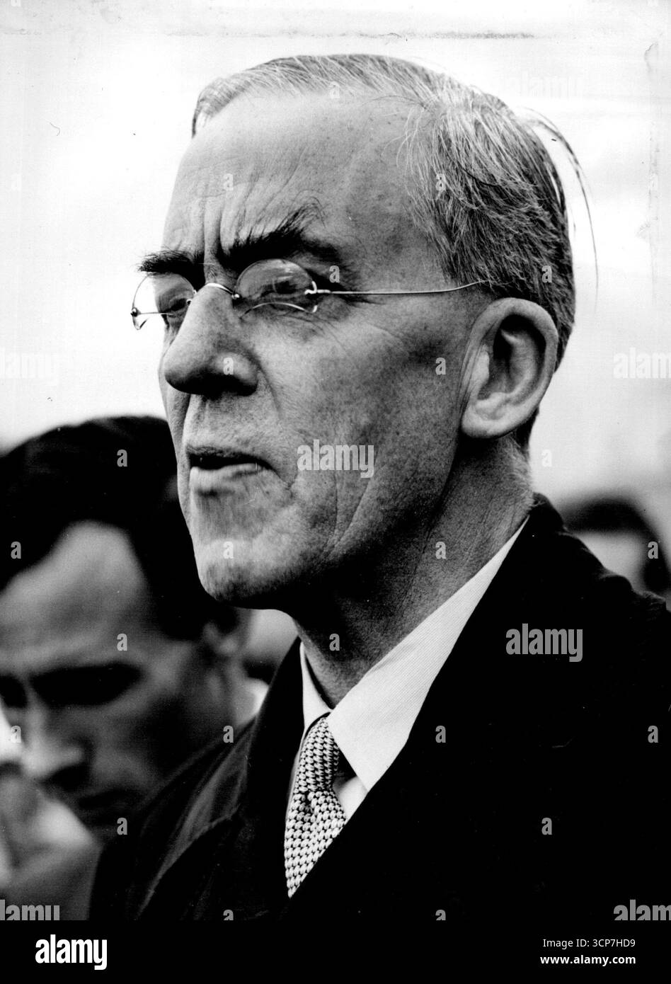 Cripps svaluta la sterlina - questo pascolo di Sir Stafford Cripps, cancelliere britannico dello Scacchiere, fu fatto negli aeroporti di Londra, il 17 settembre quando tornò da Washington, dove aveva discusso della situazione economica britannica. Per diverse settimane ci sono state forti smentite che la Gran Bretagna avrebbe svalutato la sua sterlina. Questa sera il 18 settembre Sir Stafford annunciò che, dopo tutto, la sterlina sarebbe stata svalutata. 30 settembre 1949. (Foto di Associated Press Photo). Foto Stock
