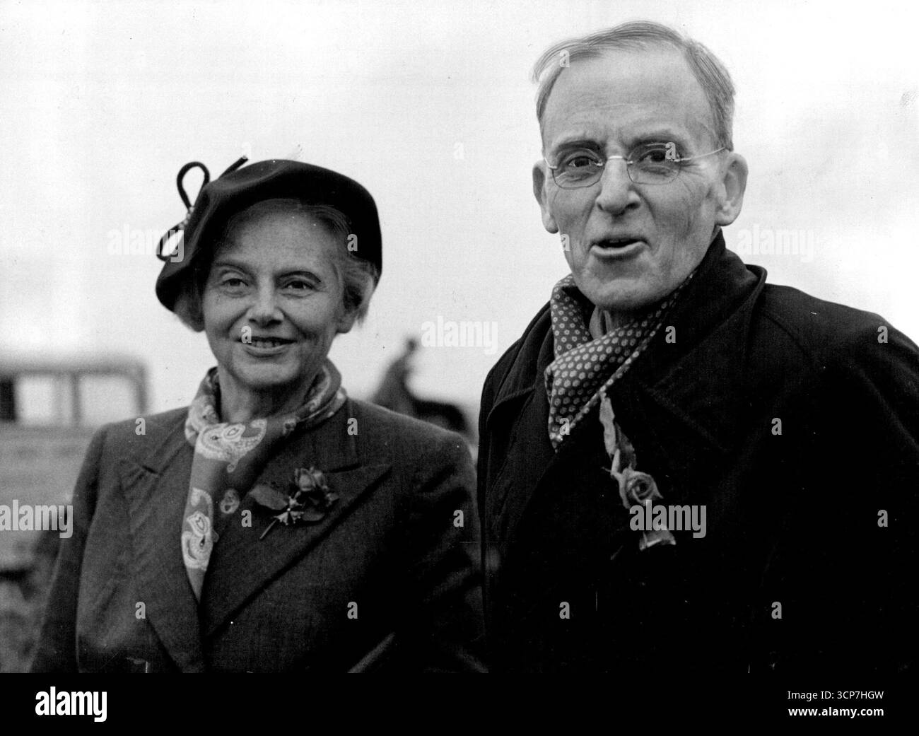 Sir Stafford Cripps, ex Cancelliere britannico dello Scacchiere, che è andato in Svizzera 11 mesi fa per ricevere cure per l'infezione tubercolare della colonna vertebrale, nella foto con Lady Stafford al suo arrivo all'aeroporto di Londra. 11 ottobre 1951. Foto Stock