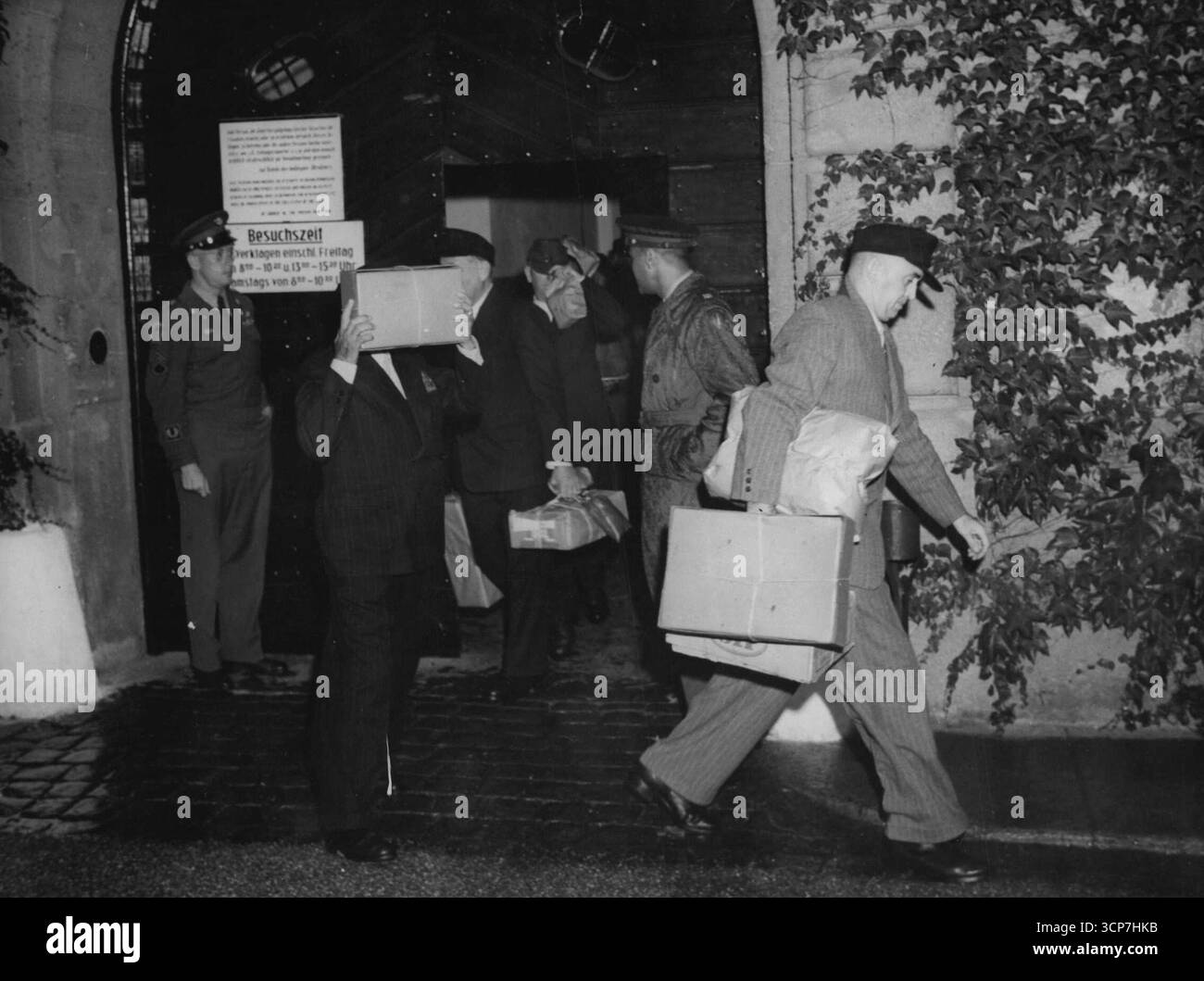 I criminali di guerra nazisti liberati dalla prigione -- i criminali di guerra nazisti sono visti come sono stati liberati dalla prigione di Landsberg, Baviera, 25 agosto. Essi stanno bhiedding i loro volti con pacchetti e cappelli.Friedrich Flick, prominente magnate d'acciaio dell'era Hitler, e 18 altri ex nazisti sono stati rilasciati dalla prigione di Landsberg crimini di guerra il 25 agosto. Sono stati liberati per buona condotta dopo aver tenuto due terzi delle loro sette condanne. Tra gli altri che hanno vinto la loro libertà vi sono otto Dierich, 50 anni, ex capo della stampa Hitler, Fritz ter mer, ex direttore dell'I.G. Farben Chemical Combine e Rudolph Lehmann, per Foto Stock