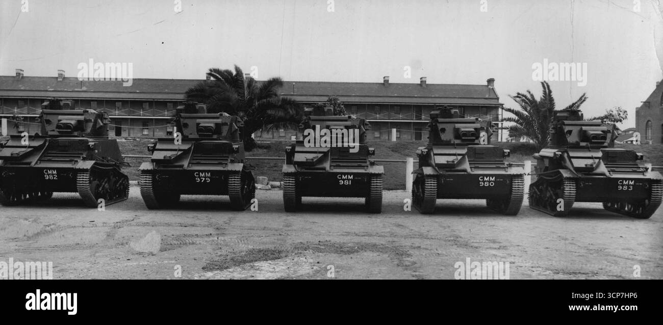 Linea di cinque nuovi serbatoi Vickers Light. Maggiore F.K. Brook del Royal Tank Corps, l'Inghilterra è a capo del corpo dei carri armati australiani. Scuola di formazione di personnell 4½ tonnellate, 35 m.p.ora da 5 a 6 mpg di carburante. 11 settembre 1937. (Foto di Official Military Photo). Foto Stock