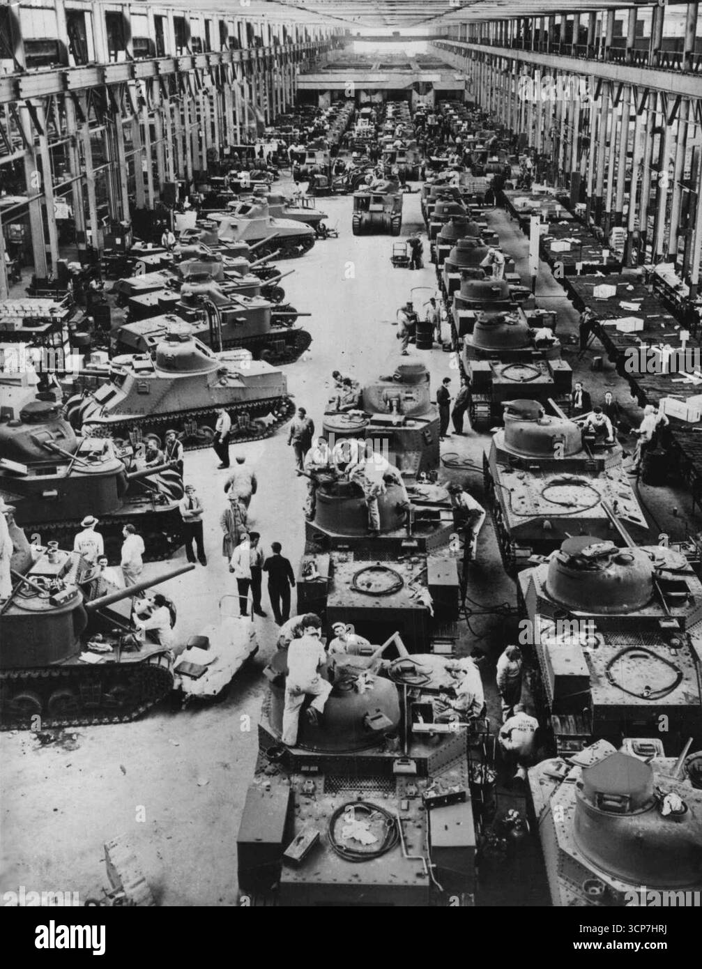 Per il mal di testa di Hitler file - ventotto carri armati M-3 ("sovvenzioni generali") escono dalle linee di assemblaggio in massa nello stabilimento Chrysler di Detroit mentre l'industria UnitedStates incontra il programma di produzione del presidente Roosevelt per 1942--60.000 aerei, 20.000 cannoni antiaerei, 4-5.000 carri armati e 8.000.000 tonnellate di peso morto di spedizione. 14 settembre 1942. (Foto di Interphoto News Pictures, Inc.). Foto Stock