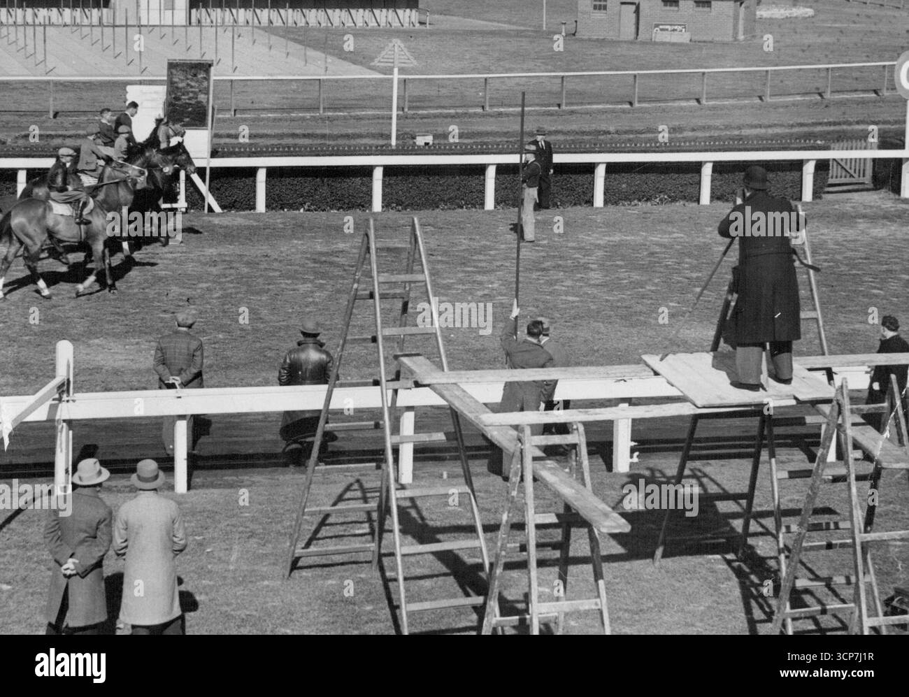Il primo test di un apparecchio a specchio per fotografare il traguardo all'ippodromo di Caulfield. Il fotografo può essere visto sull'impalcatura temporanea. Sul lato vicino c'è un palo. 3 e sul lato opposto del campo ripido uno specchio. 5 agosto 1937. Foto Stock
