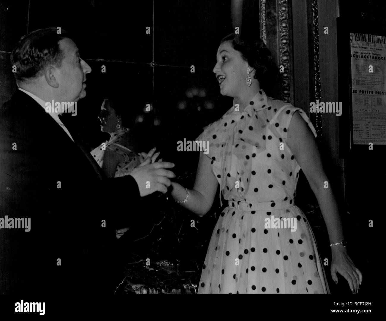 Rose fino in fondo - ***** Teatro dell'Opera di Roma, Rae è stato accolto dall'esuberante Maestro Francesco Saverio Selfi. Il giorno successivo si recò in auto fino a Ella, città italiana del cinema, Cinecitta, dove incontrò star e registi del cinema italiano, e cenò in un piccolo ristorante all'aperto con un "delizioso cibo" preparato in suo onore. Dopo il decollo ogni ospite è stato presentato con una bottiglia di vino rosso. Enormi mazzi di rose rosse profonde le sono state presentate ovunque andasse. Miss Rae coccola ai test **** Doll Opera di Roma. Qui viene salutato dal Maestro Francesco Saverio Selfi, direttore del Teatro dell'Opera.17 luglio 1953. (Phot Foto Stock