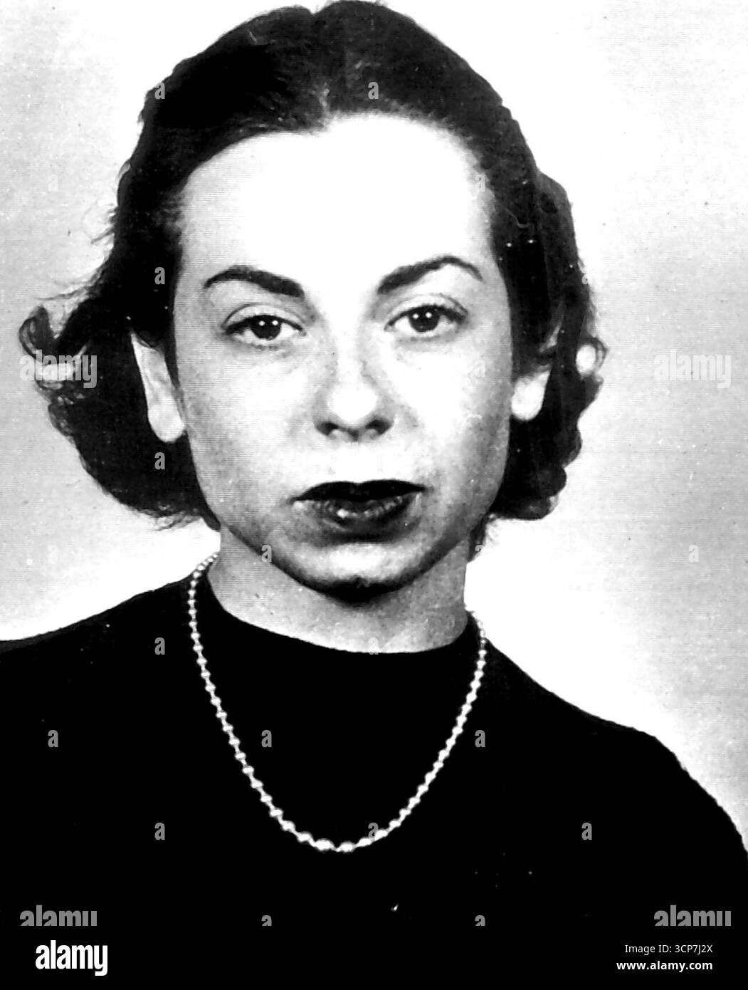 Detenuti per furto di segreti - Judith Coplon (a sinistra), 27, e Valentine A. Gubitchev (a destra), 32, sono in arresto a New York oggi per aver rubato informazioni segrete del governo. Miss Coplon è impiegata del dipartimento di giustizia e Gubitchev è impiegata russa della delegazione sovietica alle Nazioni Unite. 5 marzo 1949. (Foto di AP Wirephoto). Foto Stock