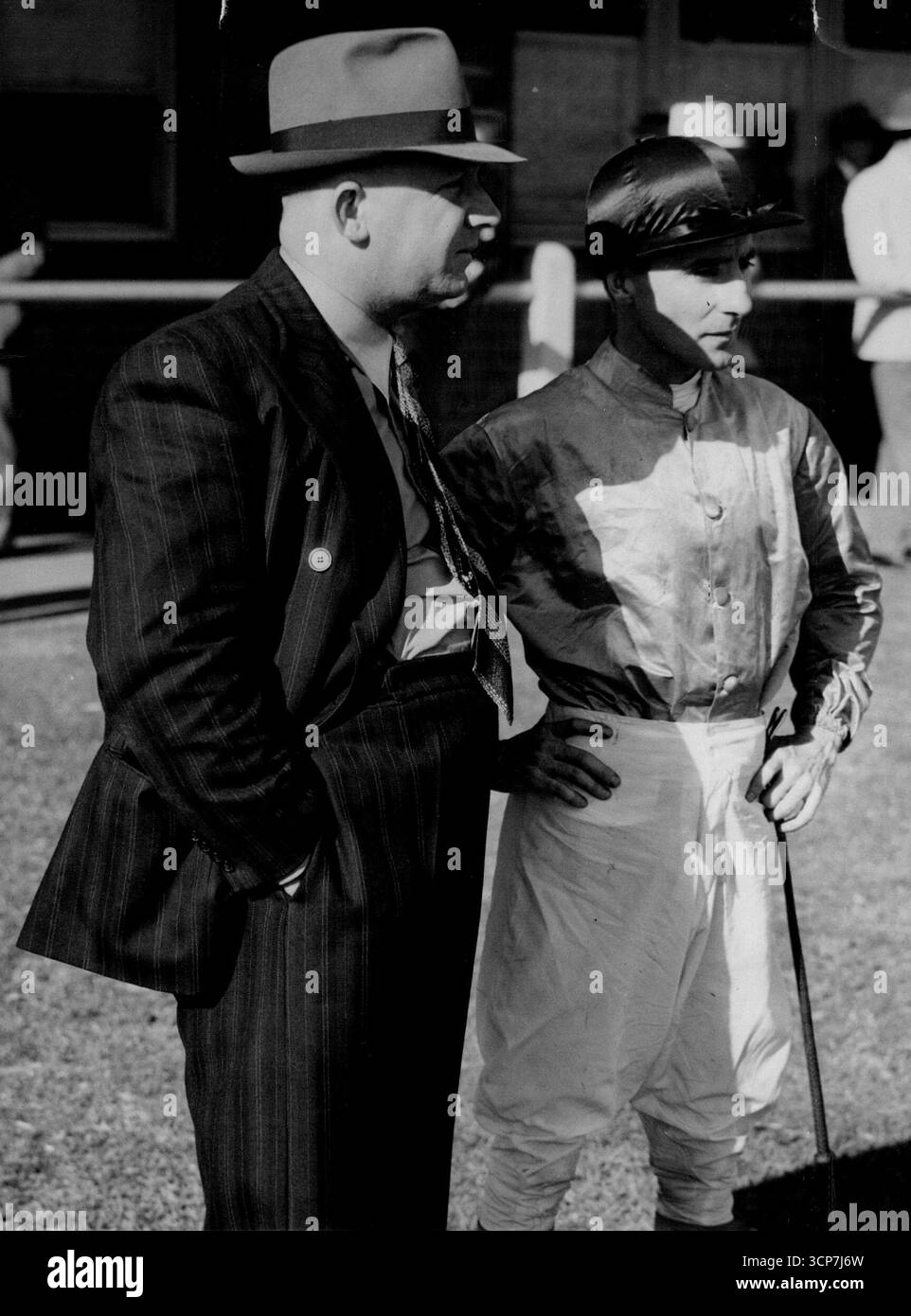Allenatore C. Ryan e Jockey Cook. 2 febbraio 1941. Foto Stock
