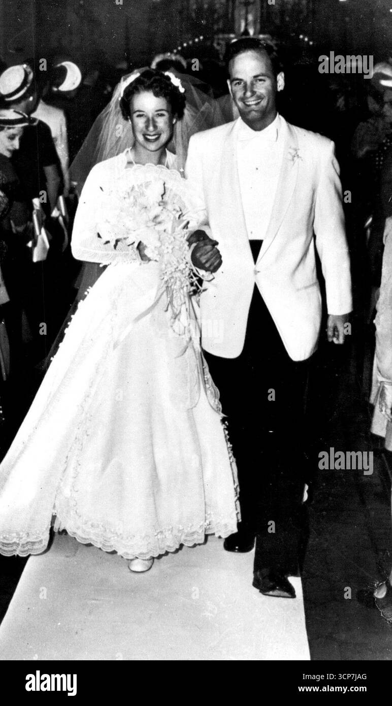 Appena uscita dalla chiesa - Mauree Connolly, giovane regina del tennis che sta abbandonando la partita tranne che come passatempo, e suo marito, Norman Brinker, camminano fino alla navata della chiesa cattolica di San Patrizio dopo il loro matrimonio qui oggi pomeriggio. 11 giugno 1955. (Foto di AP Wirephoto). Foto Stock