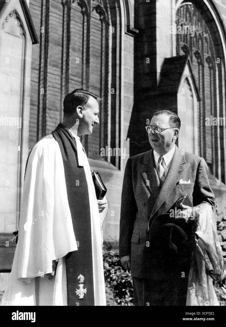 Il Rev. Colin Craven-Sands (a sinistra)., in rappresentanza della missione di Sydney agli uomini e a un ex cappellano navale, al Console generale degli Stati Uniti, Mr. Donald W. Smith, alla commemorazione del Mar dei Coralli nella Cattedrale di Sant'Andrea, ieri. Il signor Craven-Sands predicò, e il signor Smith lesse la lezione. 3 maggio 1953. Foto Stock