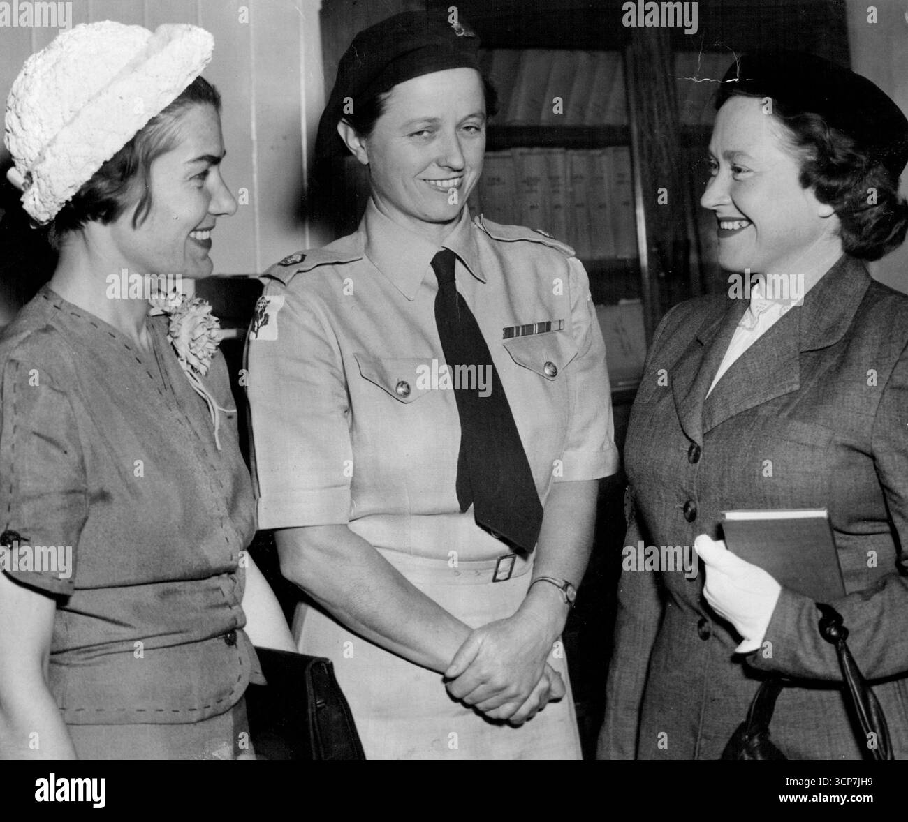 Yvonne Downey, il maggiore Lucy Crane e Shiela McGivern alla Victoria Barracks. 23 aprile 1953. (Foto di Kenneth Charles Redshaw/Fairfax Media). Foto Stock