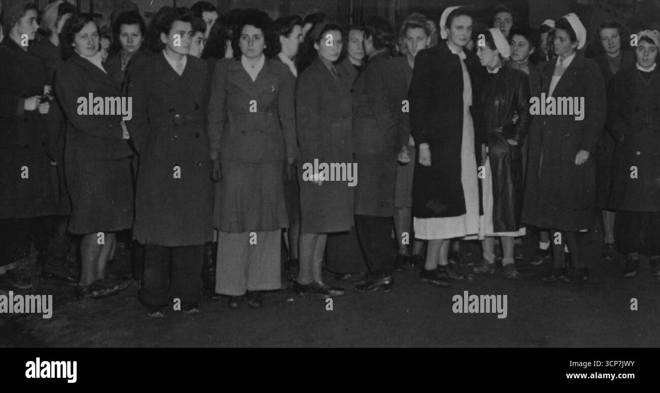 Infermiere e soldati tedeschi catturati a Stransbourg -- infermiere e donne soldati tedeschi attendono la spedizione di campi di prigionia dopo la loro cattura a Strasburgo, in Francia. La capitale Alsation fu strappata dal nemico il 23 novembre, ***** , Dalla seconda divisione corazzata francese, comandata dal generale Jacquos Philippe Loclorc e combattendo con il settimo esercito degli Stati Uniti. I mille prigionieri sono stati catturati a Strasburgo e dal giorno del D-Day, il 6 giugno 1944, fino al 30 novembre, il ***** Gli eserciti catturarono 750.000 nazisti sul fronte occidentale. 1° febbraio 1949. (Foto di U.S. Signal Corps Photo) Foto Stock