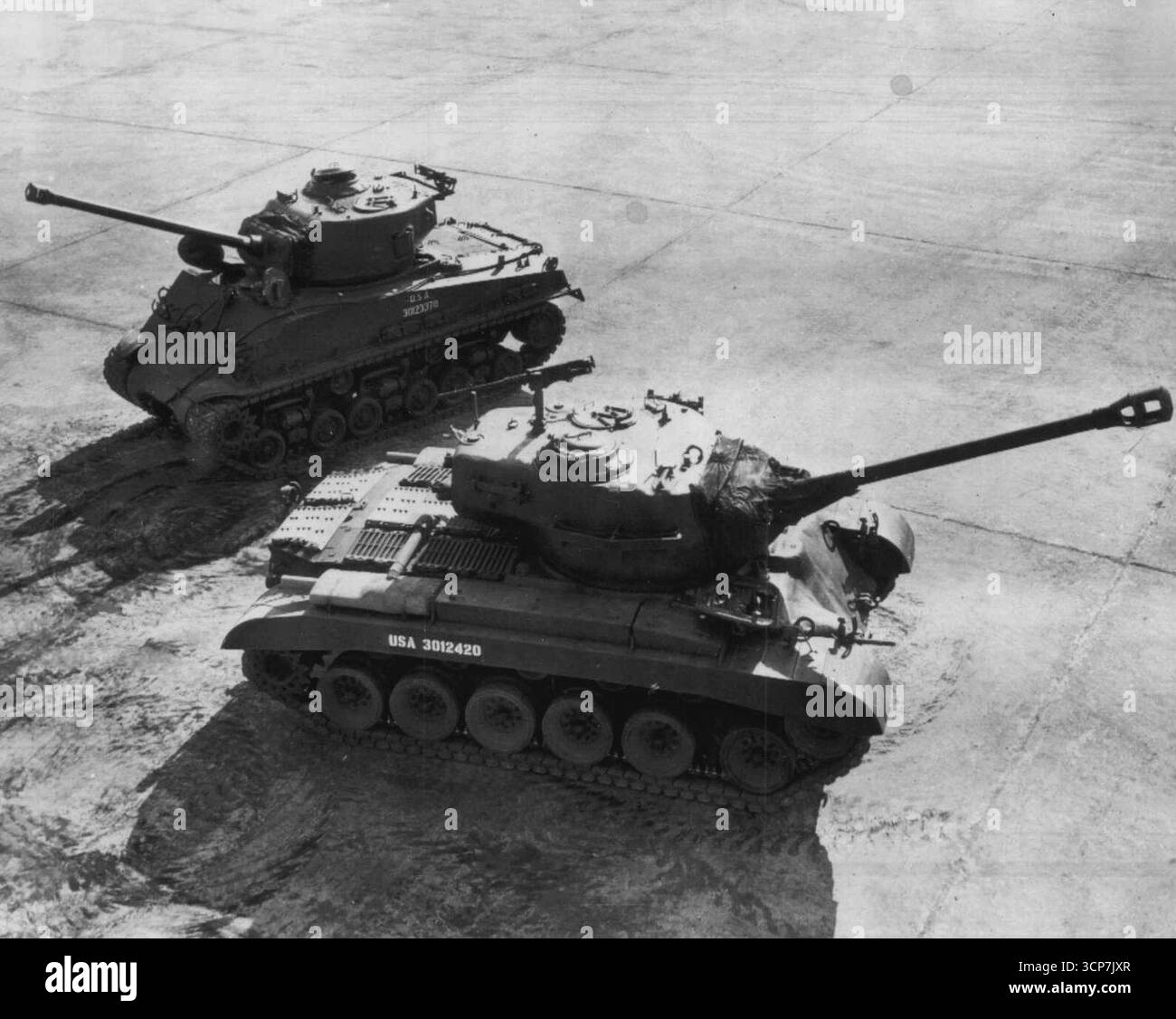 Nuovo carro armato dell'esercito - l'esercito ha rivelato stasera il suo nuovo carro armato (in primo piano) descritto come l'M-46 "generale Patton" descritto come una versione migliorata dell'attuale carro armato medio M-26. La velocità è stata aumentata di 30 miglia all'ora. Al posto dei pedali, l'M-46 è controllato da un "oscillazione appiccicoso", qualcosa come il controllo per gli aerei leggeri. L'armamento include un cannone da 90 millimetri che spara proiettili perforanti ad alta velocità. Sullo sfondo c'è un carro armato General Sherman della seconda guerra mondiale, il 4 novembre 1948. (Foto di AP Wirephoto). Foto Stock