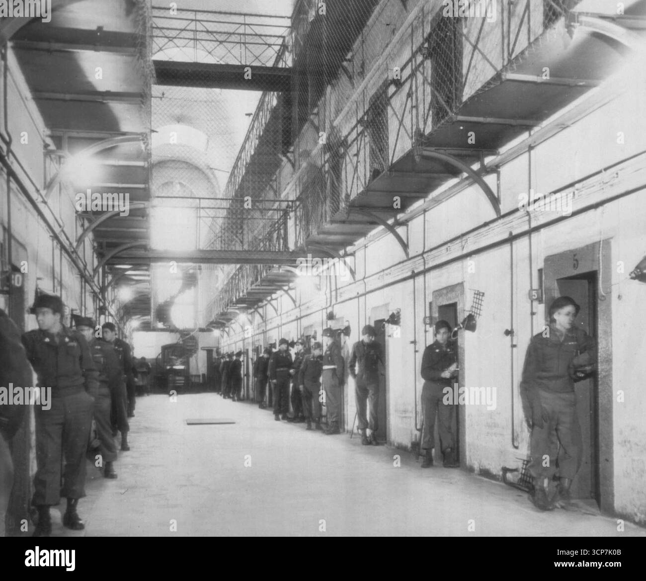 Criminali di guerra nazisti ben sorvegliati - una guardia individuale si trova davanti a ogni cella nella sezione principale del Norimberga, prigione tedesca, dove i criminali di guerra nazisti sono depositati in attesa della ripresa del processo l'anno prossimo. Le cellule di Hermann Goering e Rudolf Hess sono all'estrema destra. Dicembre 28, 1945. (Foto di AP Wirephoto). Foto Stock