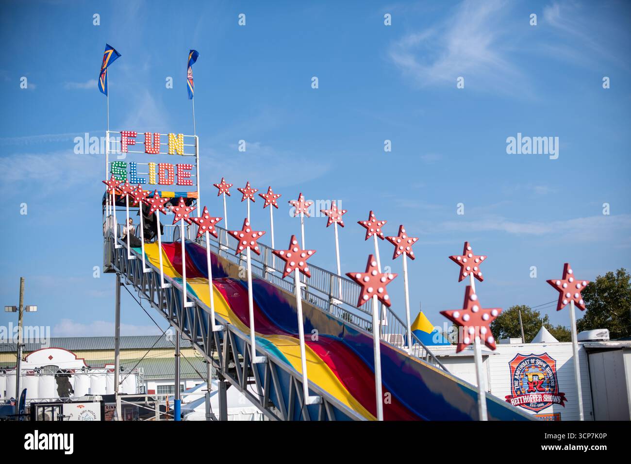 Fun Slide Ride presso la Great Frederick Fair Frederick Maryland // FREDERICK, Maryland - il Fun Slide Ride si può vedere alla Great Frederick Fair presso la Frederick Fairgrounds. La zona fieristica si trova a Frederick, Maryland, Stati Uniti. La grande Fiera di Federico è una delle più antiche fiere agricole del paese, risalente al 1877. Ospita giostre di carnevale, mostre agricole, spettacoli dal vivo e venditori di cibo. La fiera è un importante evento annuale per la comunità di Frederick e attira visitatori da tutto lo stato. Foto Stock
