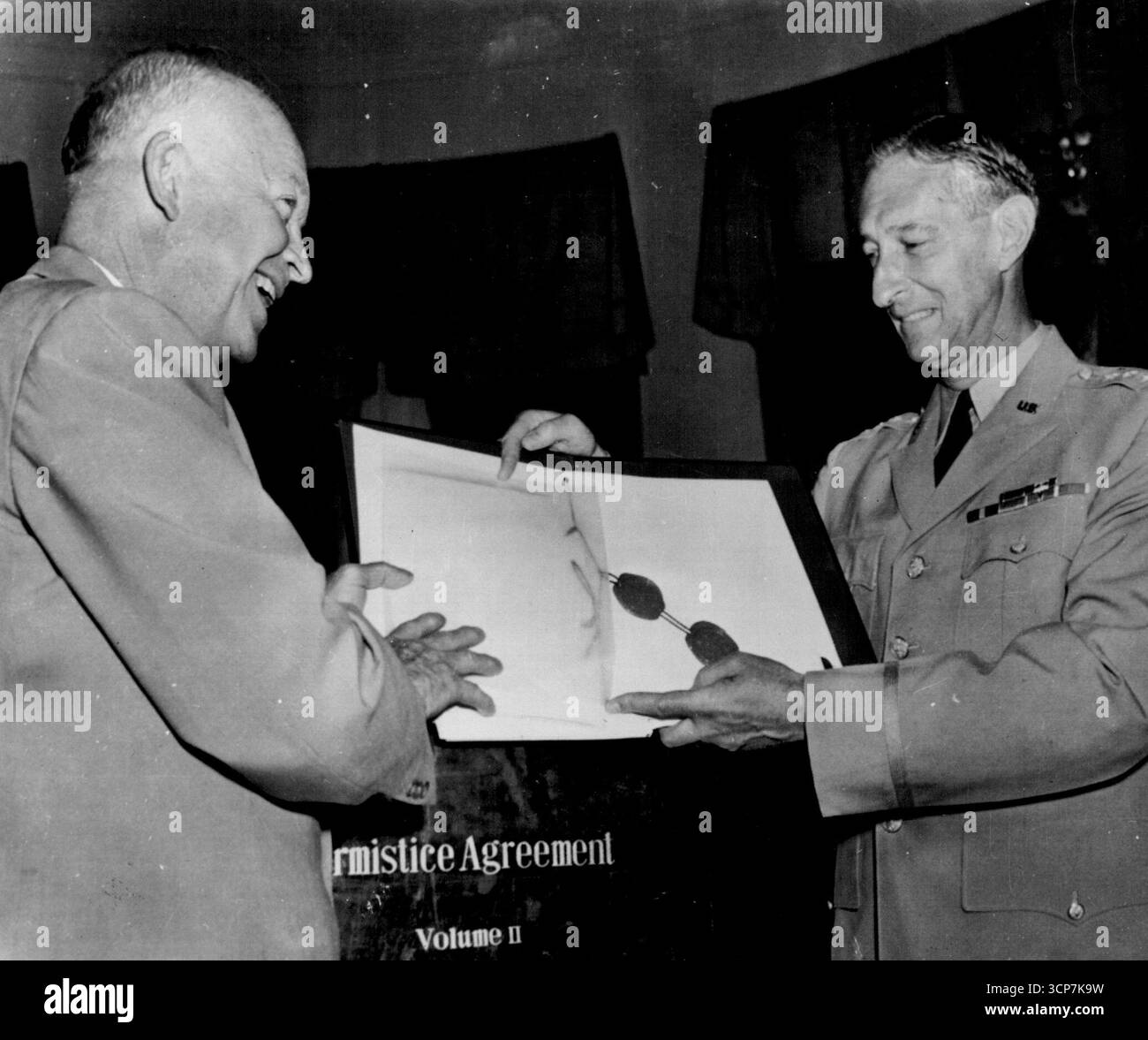 Clark consegna i documenti della tregua - il generale Mark Clark, comandante degli Stati Uniti e delle Nazioni Unite in Estremo Oriente, oggi consegna al presidente Eisenhower i documenti dell'armistizio coreano che ha firmato 10 giorni fa. Clark consegna all'amministratore delegato una copia firmata dell'accordo con il nemico comunista. Di seguito è riportato un volume limitato contenente mappe che fanno parte dell'accordo. 5 agosto 1953. (Foto di AP Wirephoto) Foto Stock