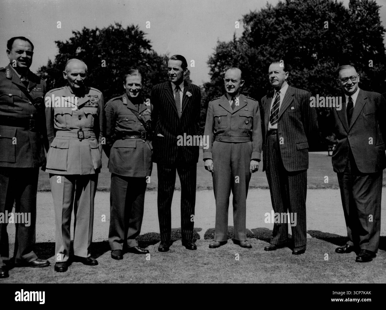 All'esercitazione Atomic Warfare: Capi britannici e americani all'esercitazione fino ad oggi. Da sinistra a destra: Feldmaresciallo visconte Montgomery: Feldmaresciallo Sir John Harding, capo di stato maggiore imperiale; Mr. Anthony Head, British Secretary of State for War; generale AM Gruenther; Earl Alexander, ministro britannico della difesa; e Sir John Cockcroft, direttore degli stabilimenti di ricerca atomica del Ministero dell'approvvigionamento. 12 agosto 1953. Foto Stock