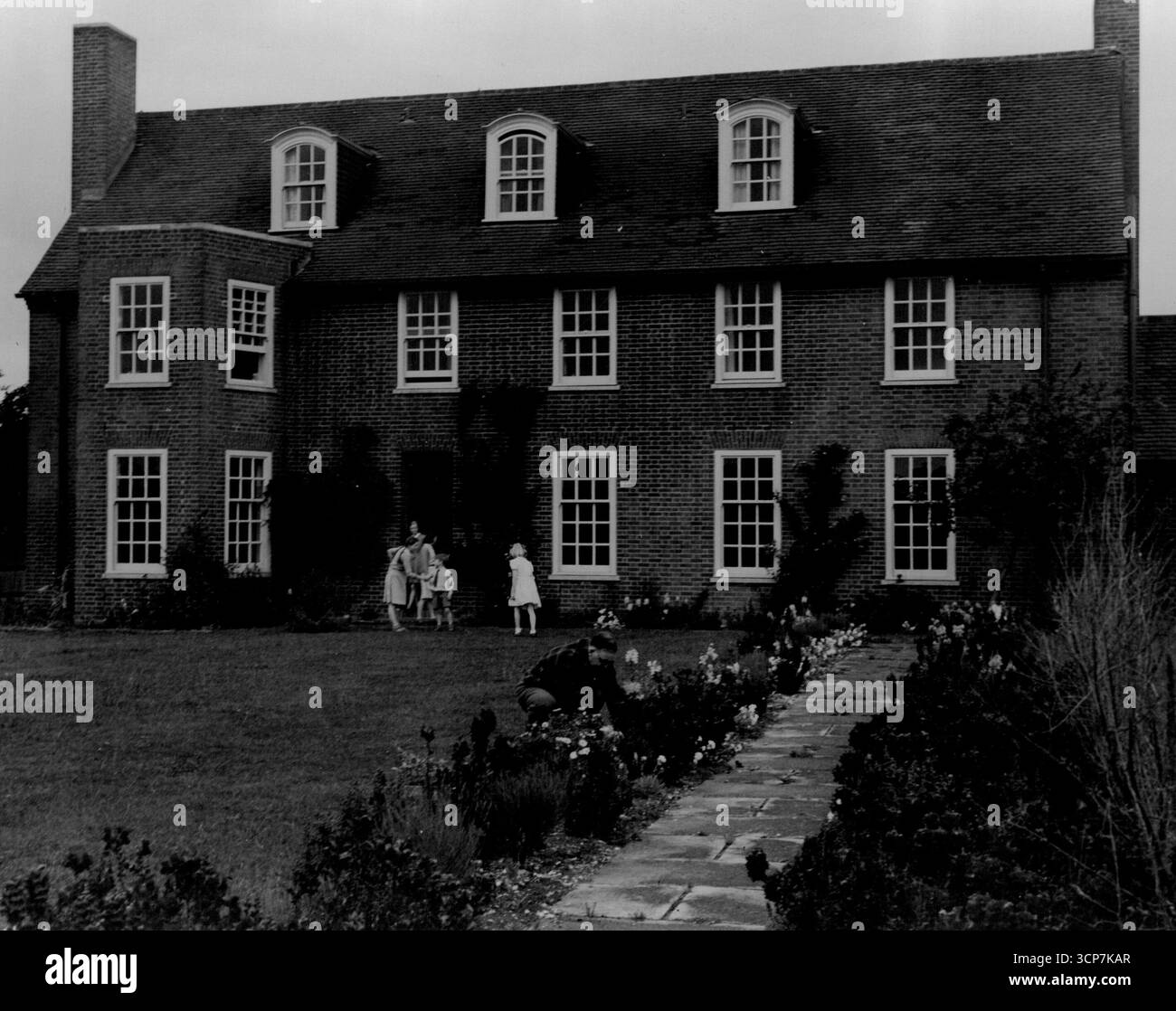Britain's Atomic Expert: A Profile of the Director of Atomic Research.Home of the Master: La casa di Sir John Cockcroft nell'area residenziale dell'Harwell Establishment è grande e piacevolmente situata nel proprio giardino. Vive lì con sua moglie, le sue quattro figlie e suo figlio.il professor Sir John Cockcroft, C.B.E., F.R.S.il 17 luglio 1948, il mantello di segretezza è stato tolto dalle attività del British Atomic Energy Research Establishment a Harwell, vicino a Didcot, nel Berkshire. 4 novembre 1949. (Foto del Central Office of Information, Londra). Foto Stock
