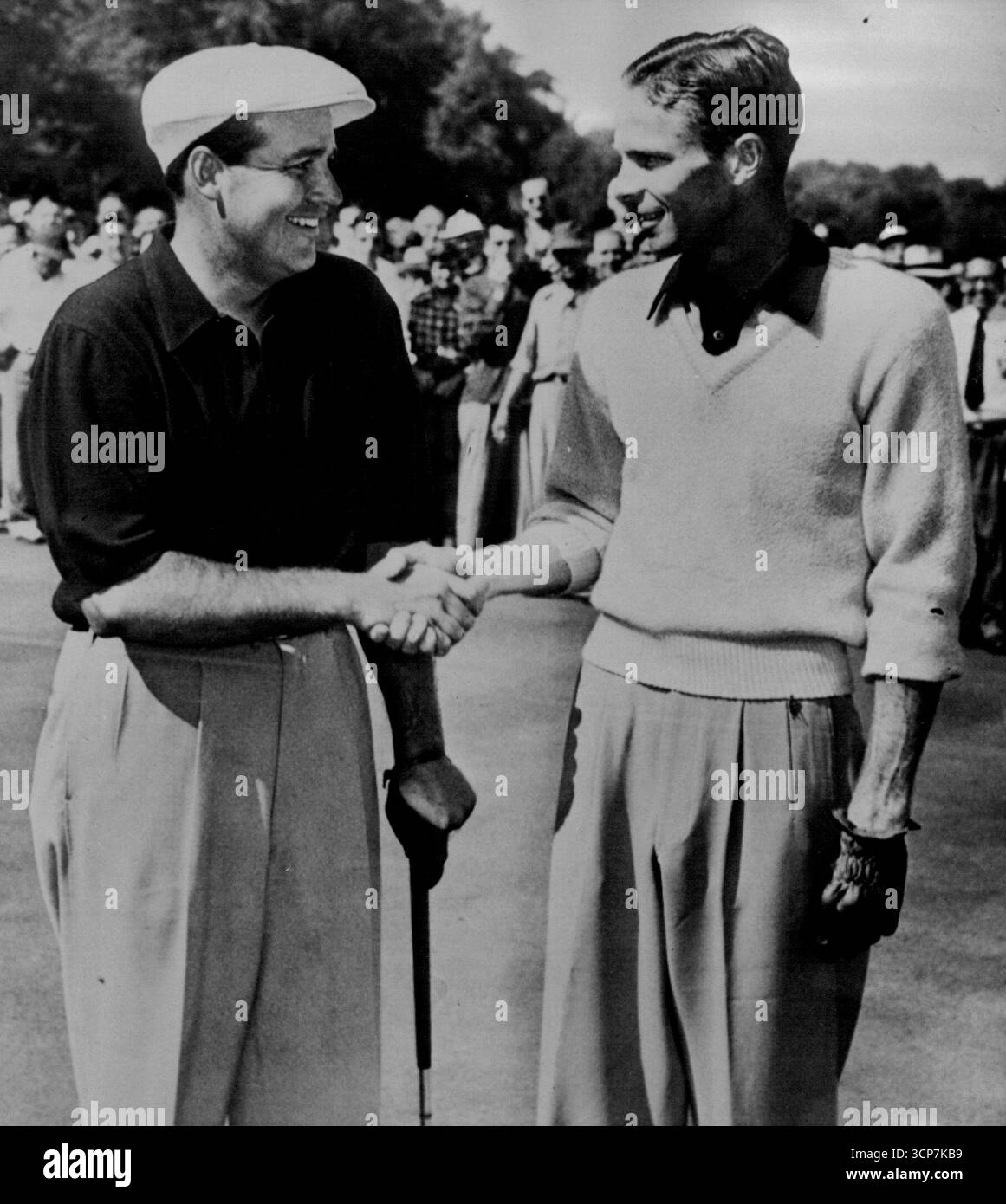 OLE King Coe è una Merry Old Soul - Charley Coe (a destra), Oklahoma City, è congratulato con Rufus King del Texas dopo che Coe ha conquistato la corona del campionato nazionale di golf amatoriale, 11 e 10, qui oggi. 20 settembre 1949. (Foto di AP Wirephoto) Foto Stock