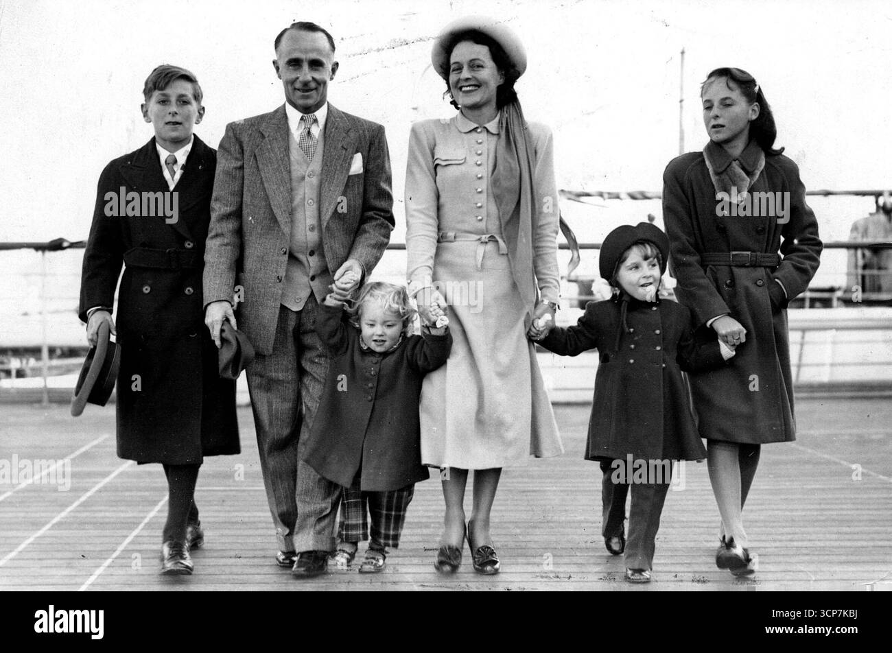 Jockey with Big Family arriva -- invertendo l'immagine familiare delle famiglie che emigrano in Australia questa scena felice mostra il fantino australiano di 39 anni, Billy Cook, con la moglie e i quattro figli all'arrivo a bordo delle "Orocades" a Southampton to-Day (martedì). I bambini sono, Annne, 2 anni, Coleen (5), Janet (13) e Billy (14) il fantino è qui per realizzare un'ambizione lunga una vita, quella di cavalcare su tracce inglesi. E' stato il miglior fantino dell'Australia sette volte. 1° marzo 1949. Foto Stock Jockey with Big Family arriva -- invertendo l'immagine familiare delle famiglie che emigrano in Australia questa scena felice mostra il fantino australiano di 39 anni, Billy Cook, con la moglie e i quattro figli all'arrivo a bordo delle "Orocades" a Southampton to-Day (martedì). I bambini sono, Annne, 2 anni, Coleen (5), Janet (13) e Billy (14) il fantino è qui per realizzare un'ambizione lunga una vita, quella di cavalcare su tracce inglesi. E' stato il miglior fantino dell'Australia sette volte. 1° marzo 1949. Foto Stock