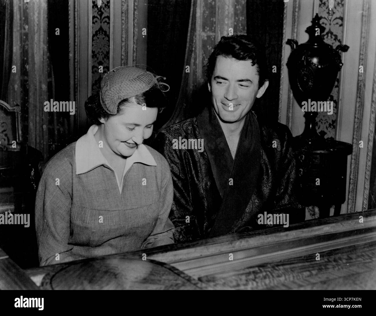 Ha incontrato Film Stars a Londra - Londra è stata un vortice di più fiori, più feste, più interviste. Apparve con la scrittrice Ursula Bloom, Sarah Churchill, figlia di Sir Winston, e suo marito Anthony Beauchamp alla BBC. Durante una visita ai Pinewood Studios ha cantato il Missouri Waltz per Gregory Peck. Lei lo descrive come un uomo d'onore, sincerità e fascino. 17 luglio 1953. Foto Stock