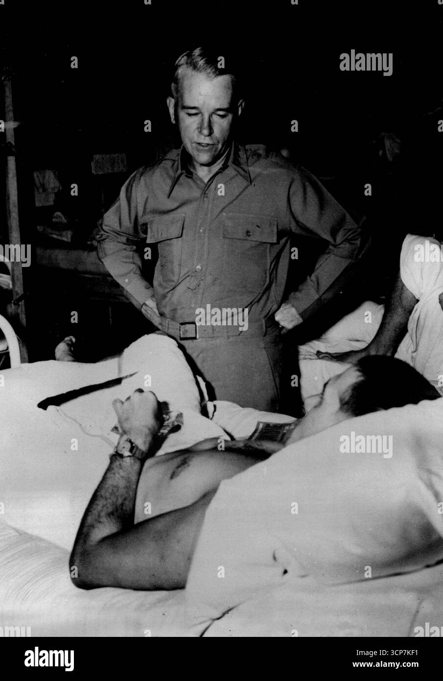 Generale a quattro stelle e feriti -- informalmente, con le mani sui fianchi il generale J. Lawton Collins, capo di stato maggiore dell'esercito americano, parla con il primo Liautenant Eugene C. Fleming (di Jackson, Mississippi) - una vittima di guerra in Corea - al General Hospital di Tokyo, Giappone. Il generale vede feriti -- con la mano sui fianchi, il generale J. Lawton Collins, capo di stato maggiore dell'esercito americano, ha una chiacchierata informale con un soldato americano ferito al General Hospital di Tokio. 8 settembre 1950. (Foto di Reuterphoto) Foto Stock