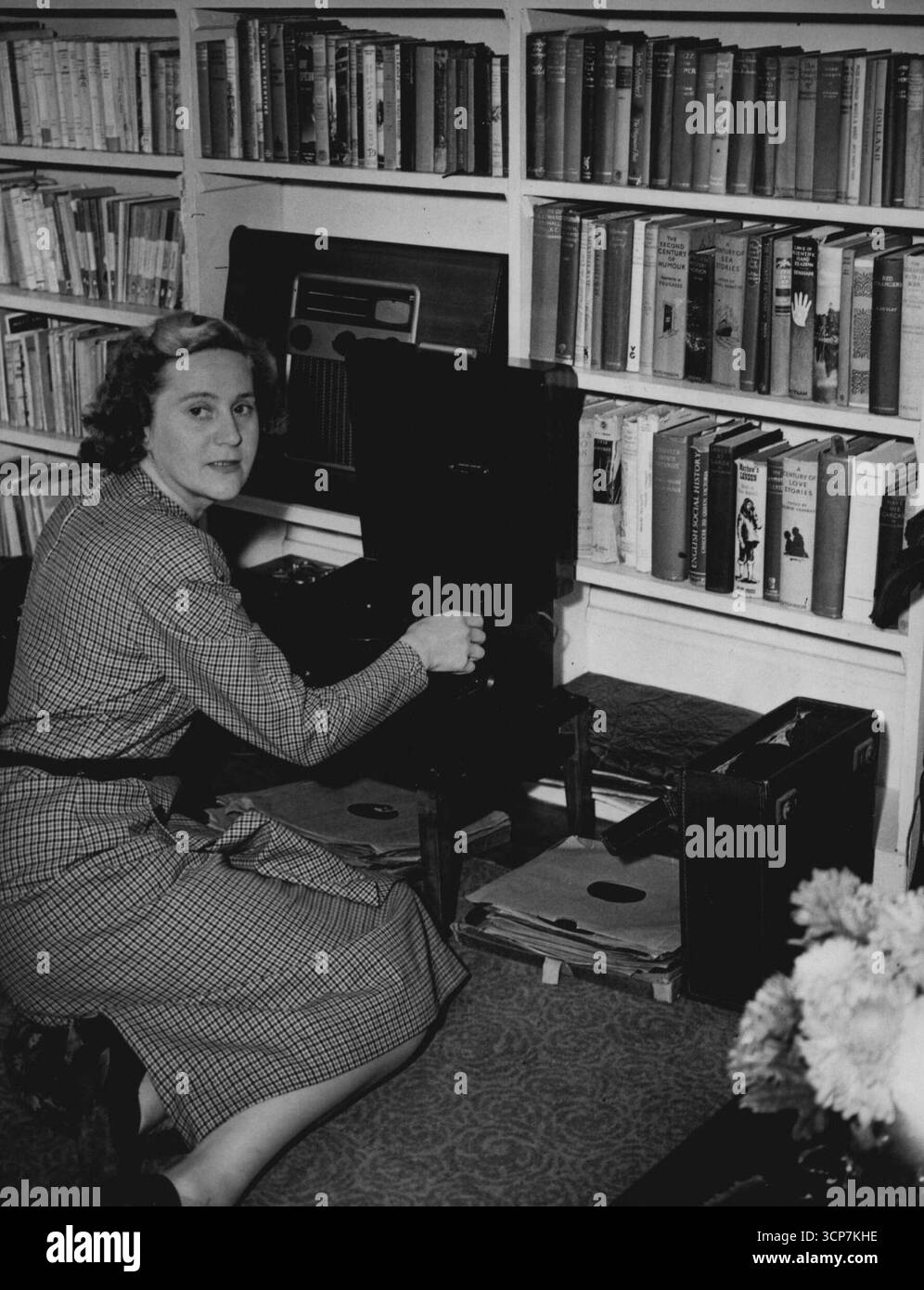 Un'eroina in televisione. Nella foto della sua casa londinese da dove apparirà nella televisione britannica è Odette Churchill l'eroina del tempo di guerra. Era una francese che ha agito come un agente britannico reale durante la guerra. La storia delle sue avventure fu trasformata in un film in cui Anna Neagle prese la parte di "Odette". 22 settembre 1950. (Foto di Paul Popper Ltd). Foto Stock
