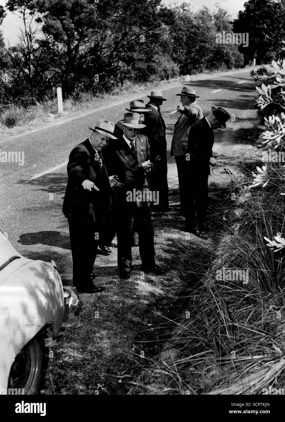 Conferenza sulla strada vicino alla scena del delitto questo pomeriggio. In primo piano Det.- Sgt. J. Matthews sta mostrando SUPT. A. Martin dove la ragazza è fuggita dal suo aggressore. Altri nella foto sono Sen.-Det. E. Suttie, INSPECTION-SUPT. A. A. Webster (che nasconde il signor Norman McCallum), First-Const. G. Bishop (mano alzata), e l'ispettore F. Hobley. 24 agosto 1955. Foto Stock