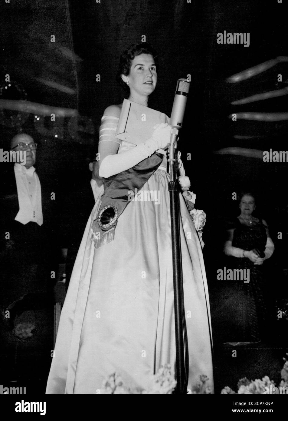 Marjorie Conley -- la melodia di Songster £ 1000 il soprano di Mascotte Marjorie Conley ieri sera ha cantato la sua strada in £ 1000 e una possibilità di fama internazionale. Ha vinto la Grand final del Mobil quest del 1955, nel Municipio di Sydney. Miss Conley è stata senza dubbio favorita dal pubblico di capacità. Ha cantato la Waltz Song di Giulietta da Romeo e Giulietta di Gounod e Ah, è stato lui da la Traviata.Brisbane mezo di verdi, due cantati -- Forests di addio, dalla Giovanna d'Arco di Tchaikowsky, e Fair Spring sta tornando, da Sansone e Delilah di Saint-Saens. 8 settembre 1955. Foto Stock