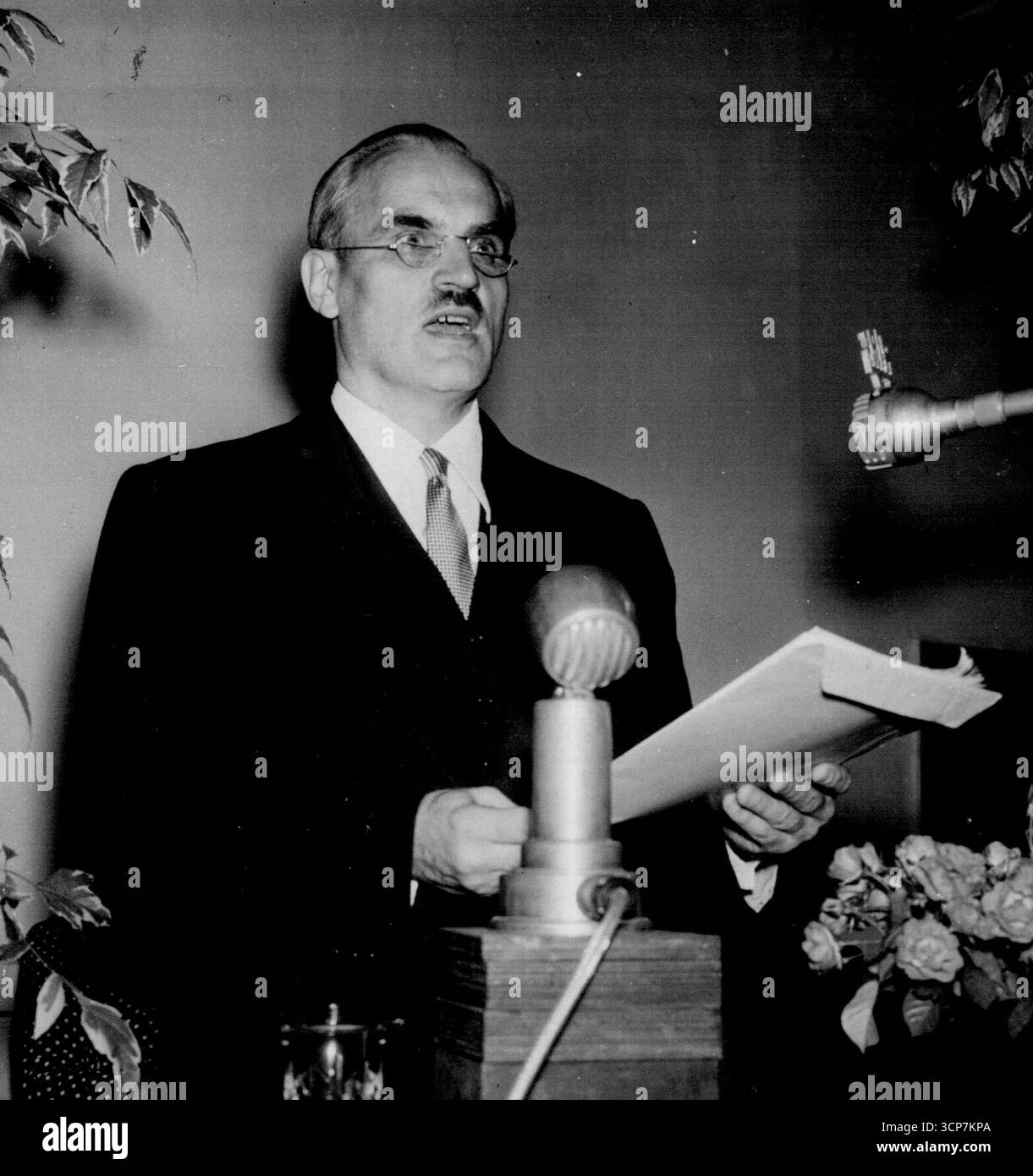 Il capo americano Atom parla con gli scienziati di Berlino. "U.S. should keep A-Bomb stockpile".Dottor Arthur H. Compton, fisico atomico americano e vincitore di un premio Nobel per il suo lavoro nel campo dei raggi cosmici, rivolgendosi agli scienziati e ai professori della libera Università di Berlino presso il Kaiser-Wilhelm-Institute, negli Stati Uniti.durante una visita in Europa per incoraggiare la cooperazione e la fratellanza mondiale, il Dottor Compton è accompagnato nella sua visita a Berlino da Thomas E. Braniff, presidente della Braniff Airlines, e Everett R. Clinchy, presidente dell'Organizzazione Mondiale per la Fratellanza. Giugno Foto Stock