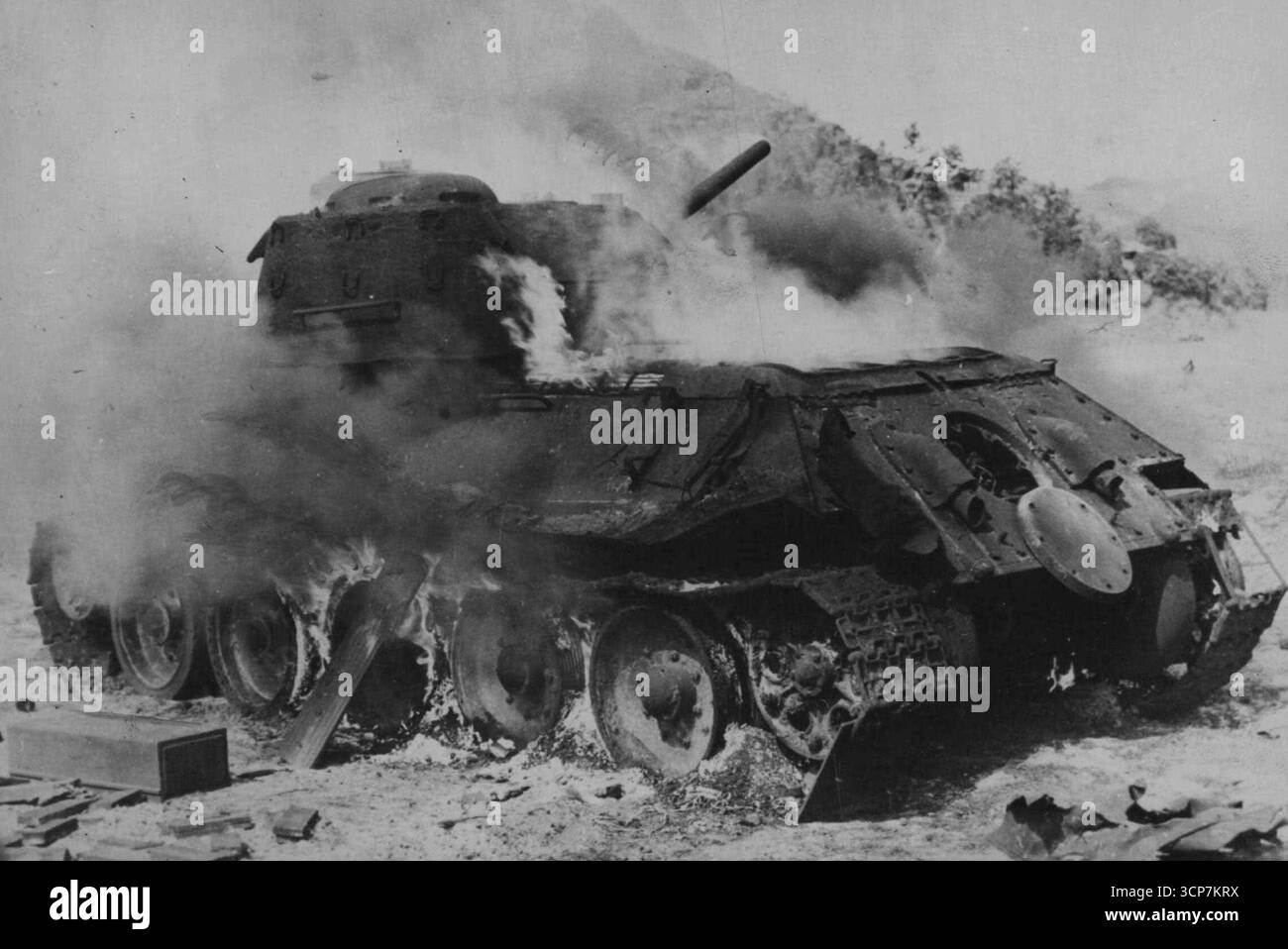 Nuova bomba testata in Corea: Ecco come appare la macchina da combattimento mentre la scena inizia a sgombrare.l'efficacia degli esplosivi napalm a sostegno dei Toops delle Nazioni Unite da parte dei caccia e dei bombardieri leggeri dell'aeronautica statunitense è stata dimostrata in un recente test. Il 5° degli Stati Uniti. I funzionari dell'Air Force in Corea prepararono un test in condizioni di combattimento contro un carro T-34 catturato. I test dimostrarono la capacità distruttiva delle bombe, fortemente temute dai nordcoreani. Un cofano da 100 libbre copre un'area a forma di pari lunga circa 275 piedi e larga 80 piedi. Caduti ad altitudine minima, i napalmi vengono innescati dalla scintilla del serbatoio Foto Stock
