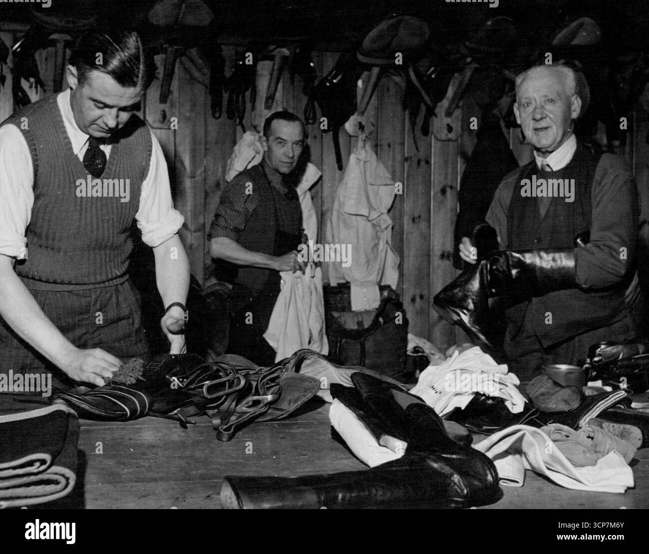 Servizio di valet per JockeysPer oltre mezzo secolo il valletto dei fantini Charlie Stalker ha "fatto" per i più grandi piloti del paese - pulire i loro bastoncini lucidare le selle, brillare gli stivali - aiutarli a "pesare" prima di una gara e cambiare dopo. Vi siete mai chiesti perché i Britches ad una riunione di larice di fango mangiassero immacolati come non fossero, Charlie li ha puliti. I fantini hanno poco tempo libero e indossano lo stesso outfit ogni giorno. Charlie se ne occupa. Il vecchio Charlie, che ha settantadue anni e vive a Kingston, corre da quando è bambino, lavora nelle scuderie e negli ippodromi di tutto il mondo Foto Stock