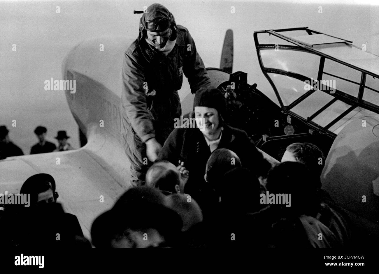 Clouston e la signora Kirby-Green rompono Cape-London record. Atterra a Croydon dopo 57½ ore di volo -- la signora Kirby-Green e Clouston scendono dall'aereo all'arrivo a Croydon. 20 gennaio 1937. (Foto di Keystone). Foto Stock