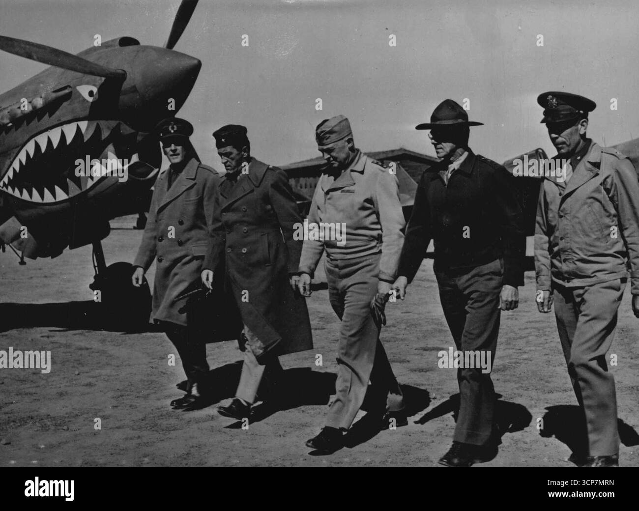 I leader alleati ispezionano l'unità aerea degli Stati Uniti in Cina.passando un aereo da caccia P-40 dal naso di squalo in un aeroporto in Cina sono Claire, a sinistra a destra: Il feldmaresciallo Sir John Dill, capo della British Joint staff Mission negli Stati Uniti; Brig. Gen. Claire L. Chennault, comandante delle forze statunitensi (aeree) in Cina; Lieut. Gen. Henry H. Arnold, comandante generale delle U.S. Army Air Forces, Lieut. Il generale Joseph W. Stilwel, comandante delle forze americane in Cina, Birmania e India; e Brig. Generale Clayton L. Bissell, comandante generale della 10th U.S. Air Force in India. Sono stati fotografati durante il recente tour Foto Stock