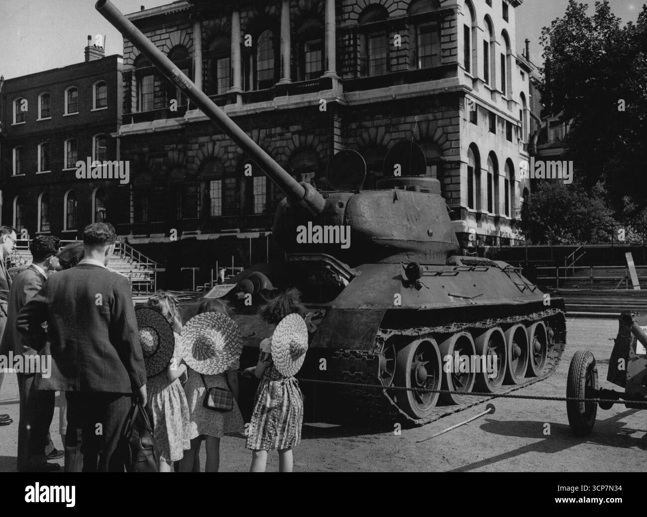 Armi russe in vista a Londra. Le attrezzature russe, catturate dai comunisti in Corea, sono state esposte alla Horse Guards Parade per una settimana. È la prima volta che l'equipaggiamento viene mostrato ovunque. Un carro T34, che impiega un equipaggio di 5 persone. Armamento uno da 85 m. e due cannoni da 7,62 m., peso del proiettile 20.4lbs, velocità di fuoco 8 colpi al minuto, spessore dell'armatura da 3½ a 4 ins. 14 agosto 1951. Foto Stock