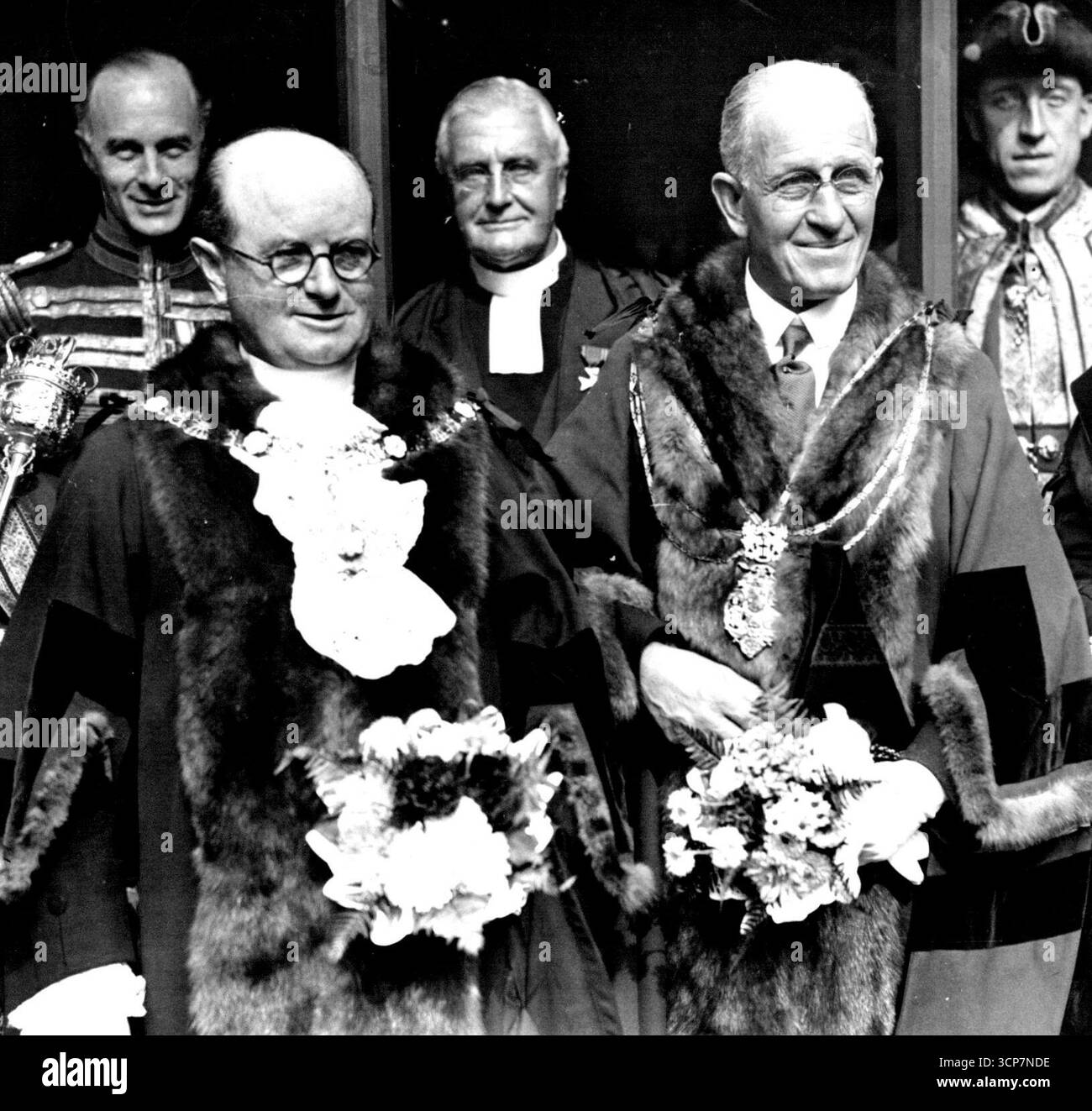 Elezione di Lord MayorIl sindaco attuale (Sir Percy Greenaway) a sinistra, con il sindaco eletto (Ald. Collett) accanto a lui dopo la cerimonia. L'elezione di Ald. Charles Collett come prossimo sindaco di Londra ha avuto luogo questa mattina presso la Guildhall. 29 settembre 1933. (Foto di London News Agency Photos Ltd.). Foto Stock