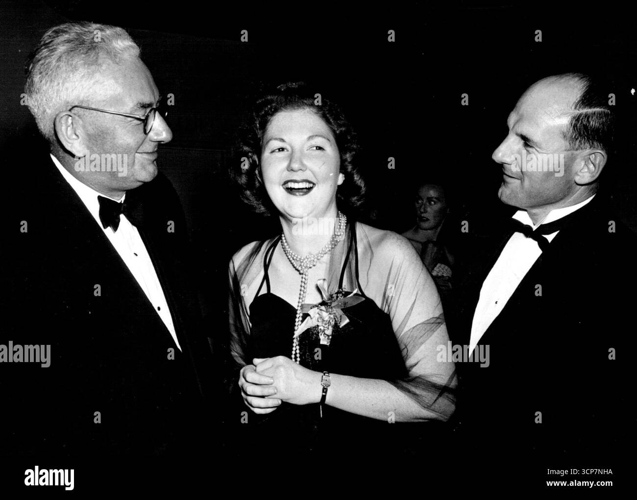 Due dei visitatori più popolari - il Sydney's Clyde Cooley, rappresentante del NSW Wine Board per il New South Wales e il leader del vino dell'Australia meridionale Ian Seppelt - hanno una parola di incoraggiamento per la candidata per l'industria vinicola vittoriana a Miss Australia, Isa Allison. 6 novembre 1950. Foto Stock